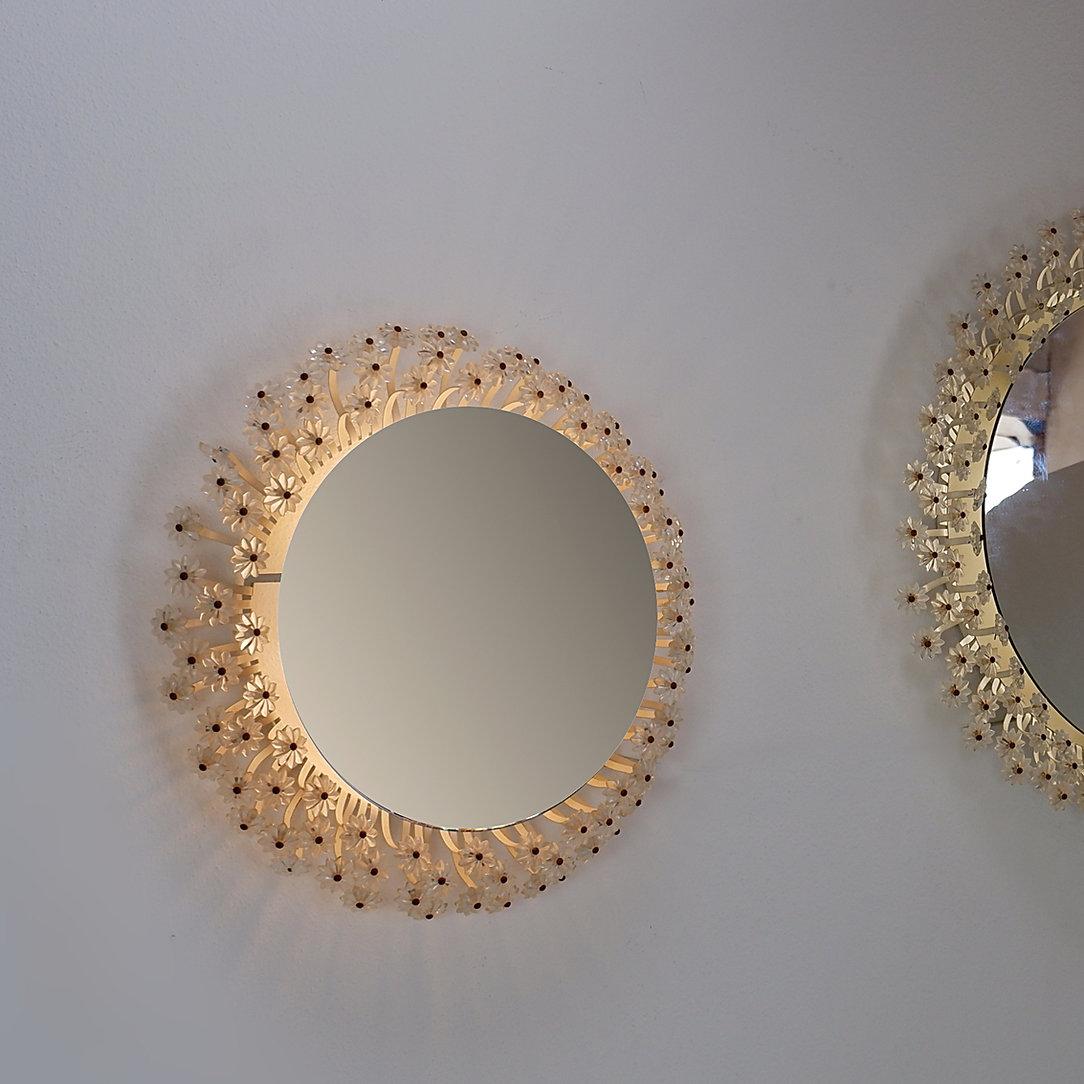 Autrichien Miroir illuminé à fleurs (Ø 30cm) par Emil Stejnar pour Rupert Nikoll - 1960s en vente