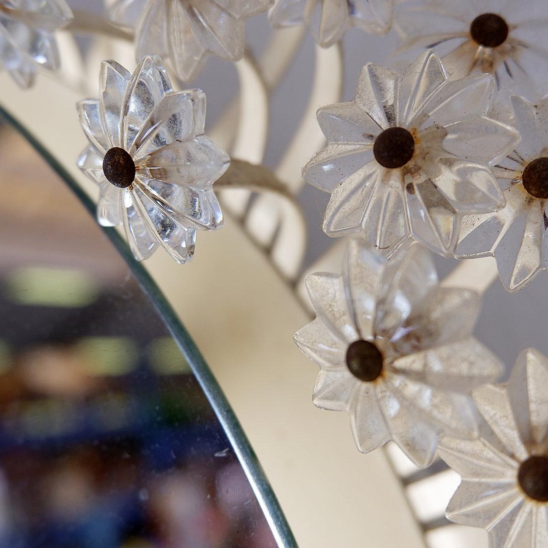 Miroir à fleurs en verre illuminé (Ø 42cm) par Emil Stejnar pour Rupert Nikoll
Fleur - Miroir - Autriche années 1960
Mesures : Total:Ø 57cm Miroir:Ø:42cm 
Matériaux : Métal - Lucite - Miroir 
Usure correspondant à l'âge et à l'usage.