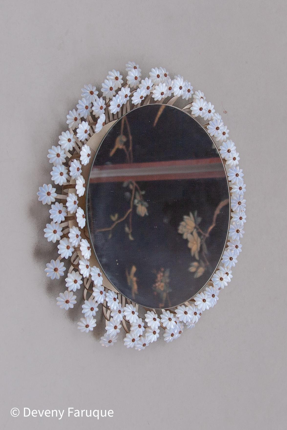 Runder Wandspiegel mit beleuchteter Blume von Münchner Zierspiegel, 1960s (Moderne der Mitte des Jahrhunderts) im Angebot