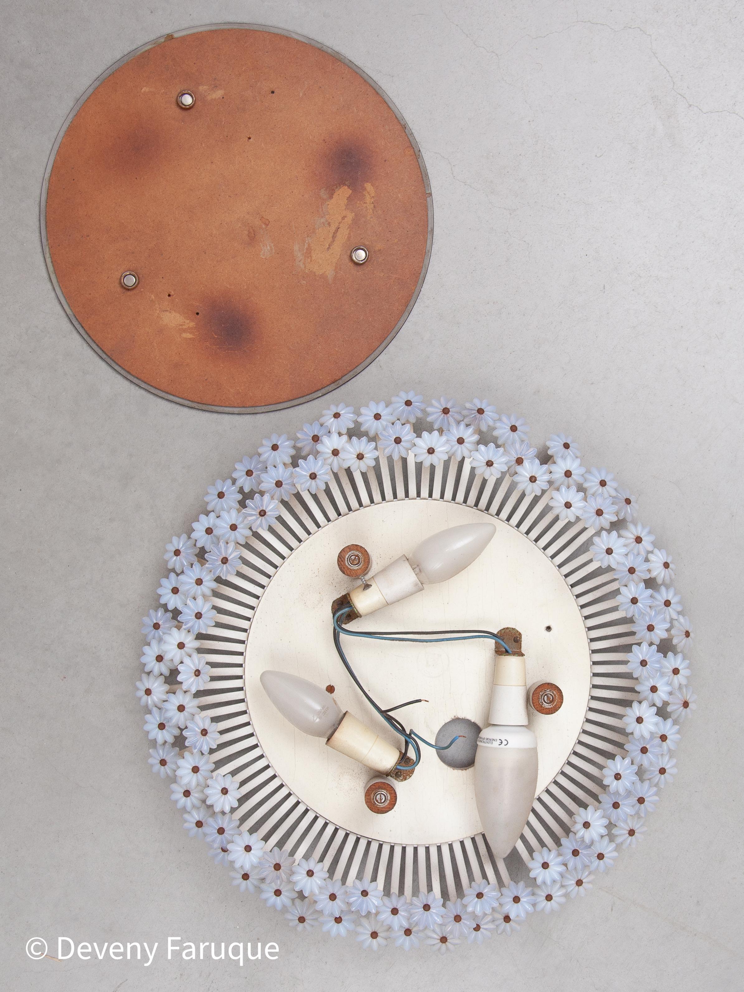 Runder Wandspiegel mit beleuchteter Blume von Münchner Zierspiegel, 1960s im Zustand „Gut“ im Angebot in Antwerp, BE
