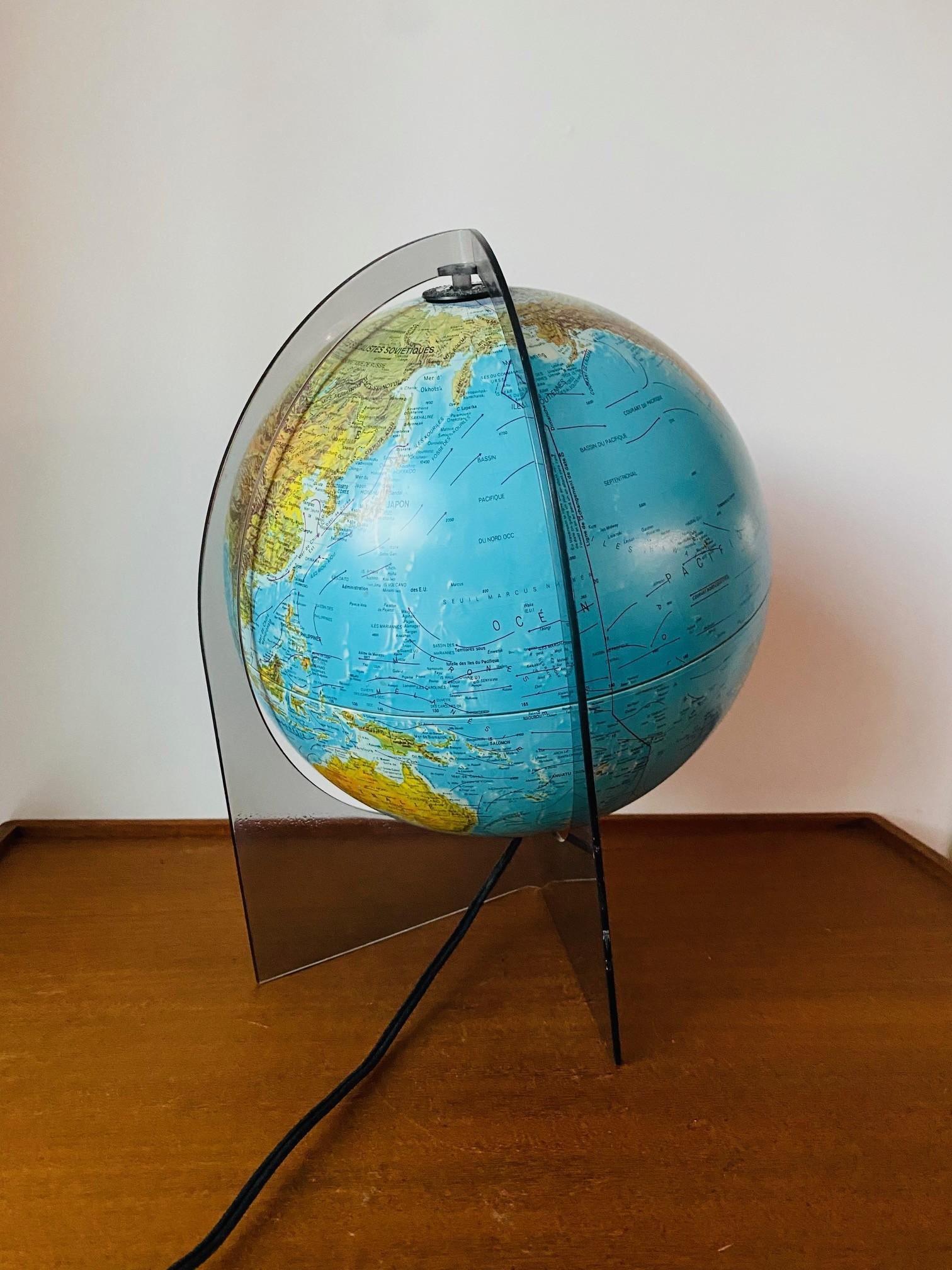 Illuminated French Edition Scan-Globe Denmark 1986 In Good Condition For Sale In San Diego, CA
