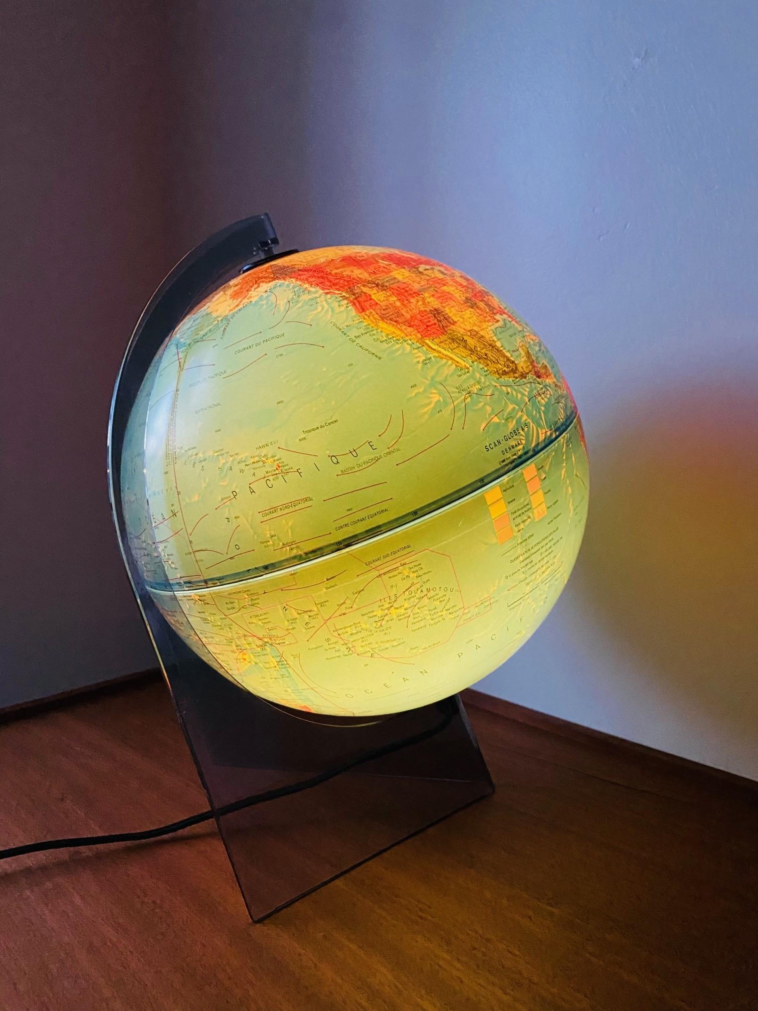 Late 20th Century Illuminated French Edition Scan-Globe Denmark 1986 For Sale