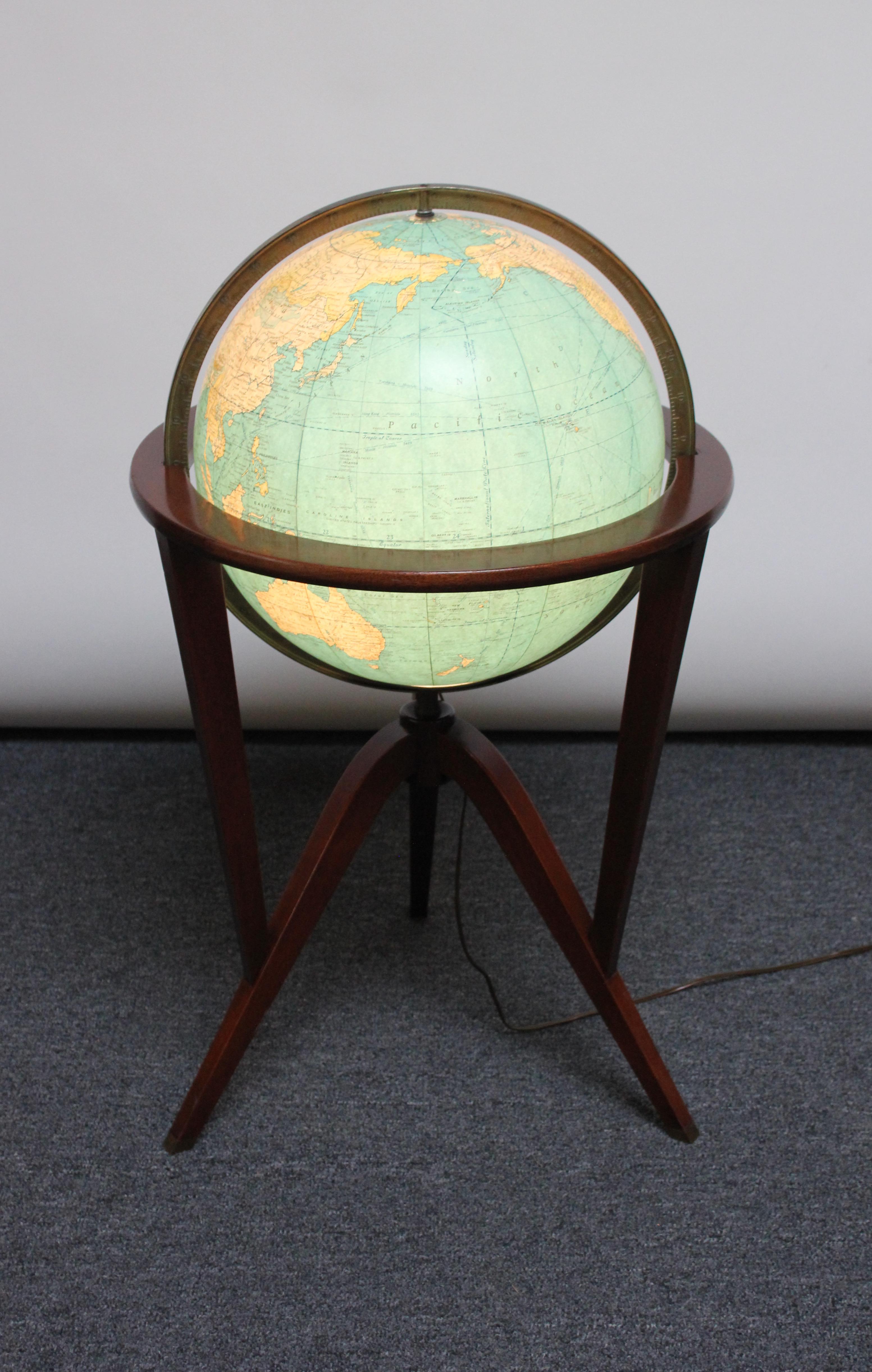 Skulpturaler Globenständer aus Mahagoni, getragen von Messing-Sabots, ursprünglich entworfen von Edward Wormley für Dunbar im Jahr 1953. Der Globus selbst ist ein 16-Zoll-Rand-McNally-Terra-Globus, der aus Papierstreifen über Glas mit einem Meridian