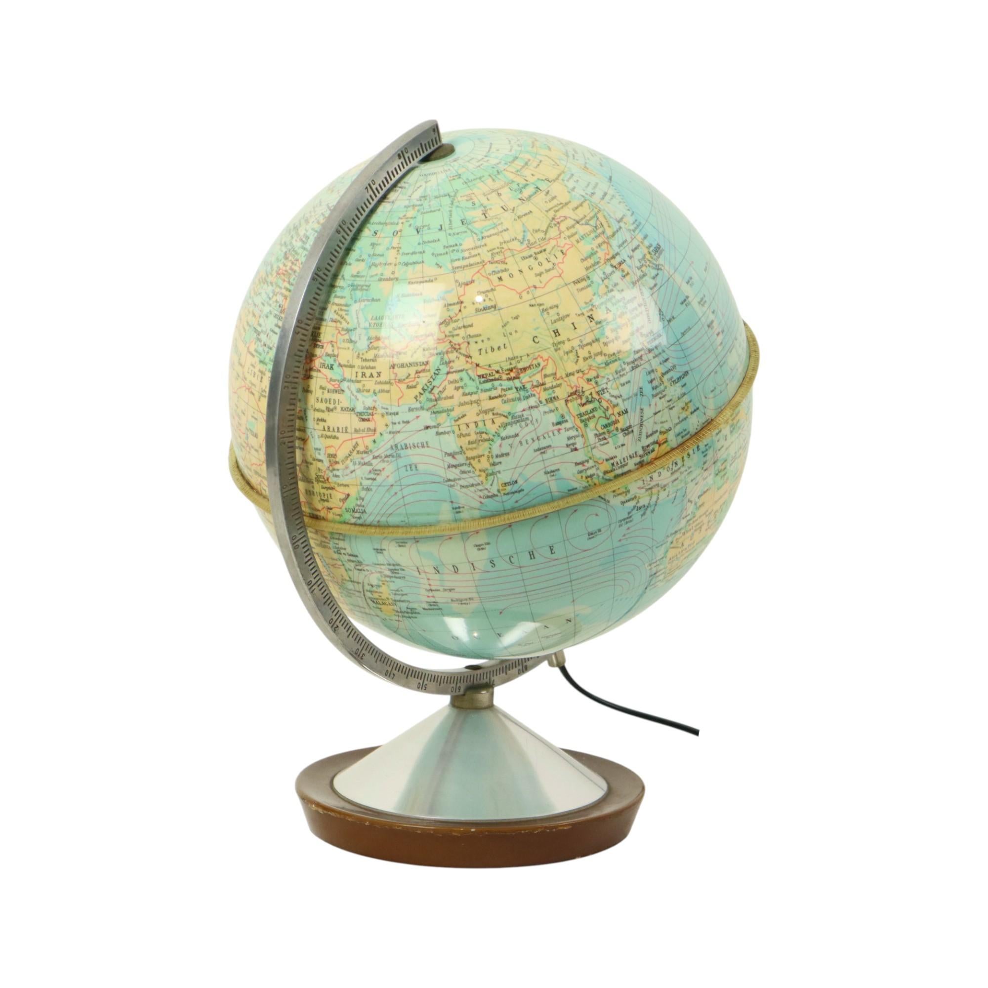 Vintage illuminated globe lamp, physical and political Standard Globe in Dutch, printed in Italy, by GDP, 1965.

The scale of the globe is 1:50 000 000.

Quality plastic globe on a round chrome and wooden base, new wiring, including working light
