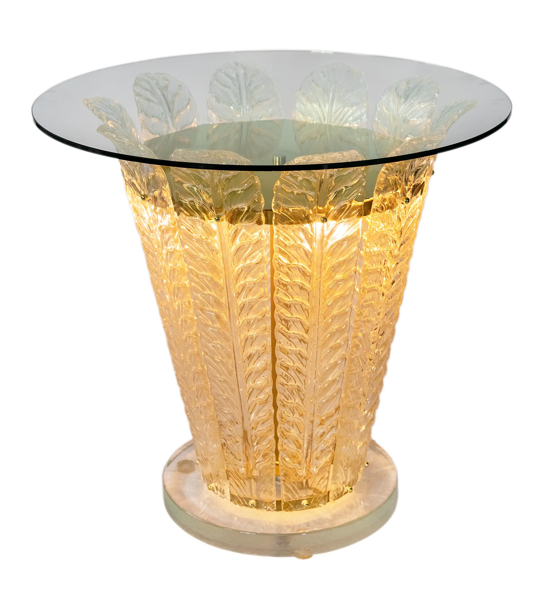 Dieser Beistelltisch wird durch die Beleuchtungsfunktion im Inneren beleuchtet.
Der Sockel besteht aus sehr dickem, massivem Glas, verziert mit handgefertigten Murano-Glasblättern in Form von Details und einer gehärteten Glasplatte.
Es sind 3 Stück