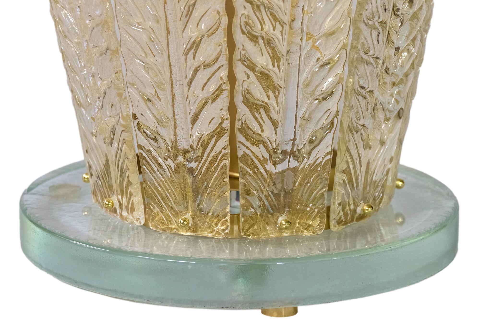 XXIe siècle et contemporain Table d'appoint italienne enluminée avec décor de feuilles de verre de Murano en vente