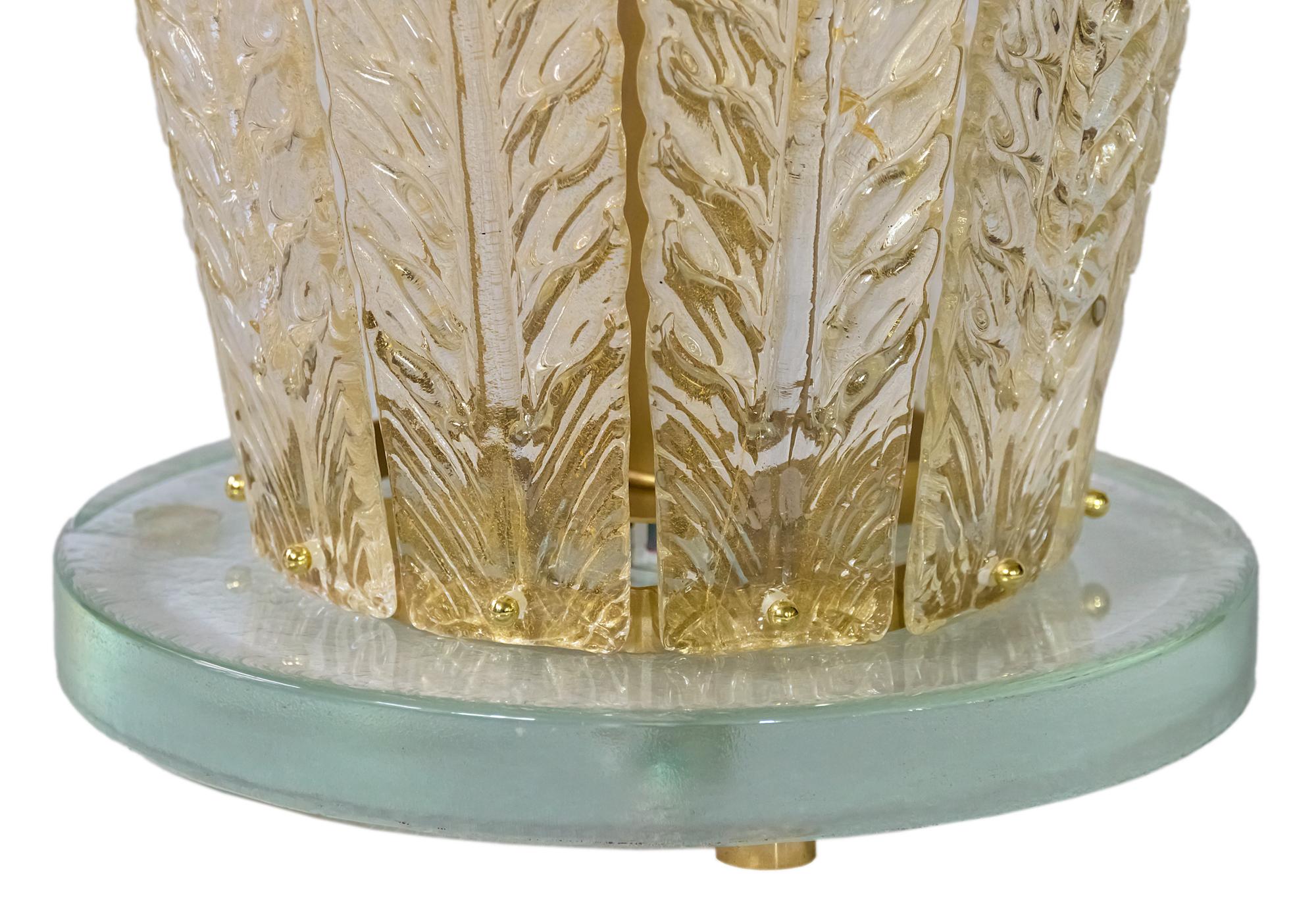 Beleuchteter italienischer Beistelltisch mit Blattdekor aus Murano-Glas im Zustand „Hervorragend“ im Angebot in Vilnius, LT
