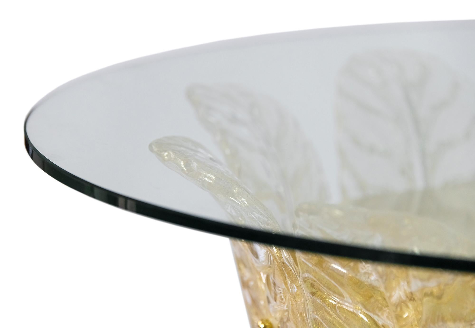 Laiton Table d'appoint italienne enluminée avec décor de feuilles de verre de Murano en vente