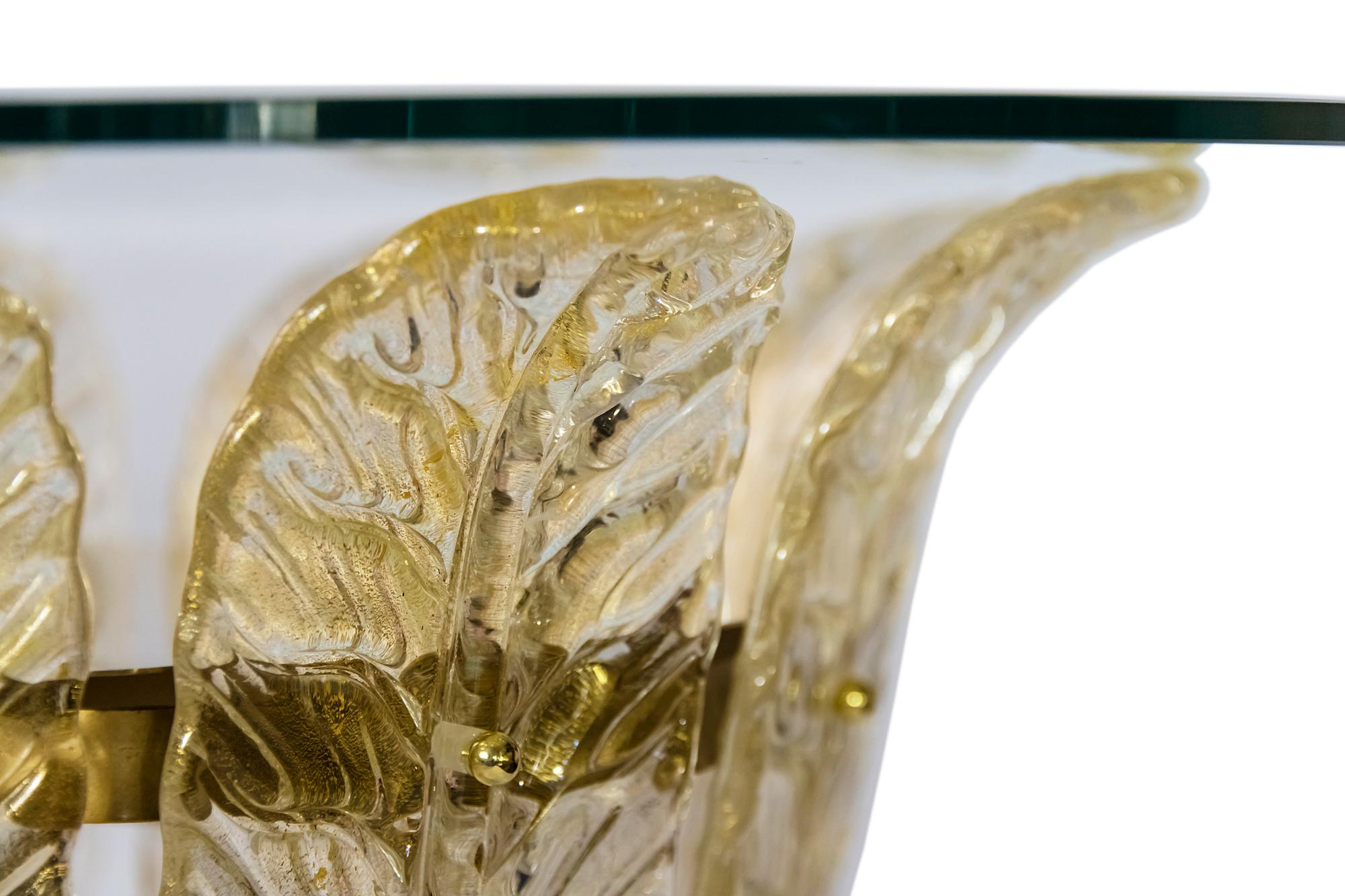 Beleuchteter italienischer Beistelltisch mit Blattdekor aus Murano-Glas (Messing) im Angebot