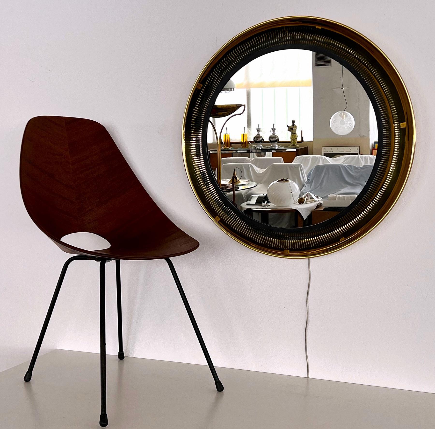 Illuminated Large Wall Mirror with Brass Frame by Vereinigte Werkstätten For Sale 5