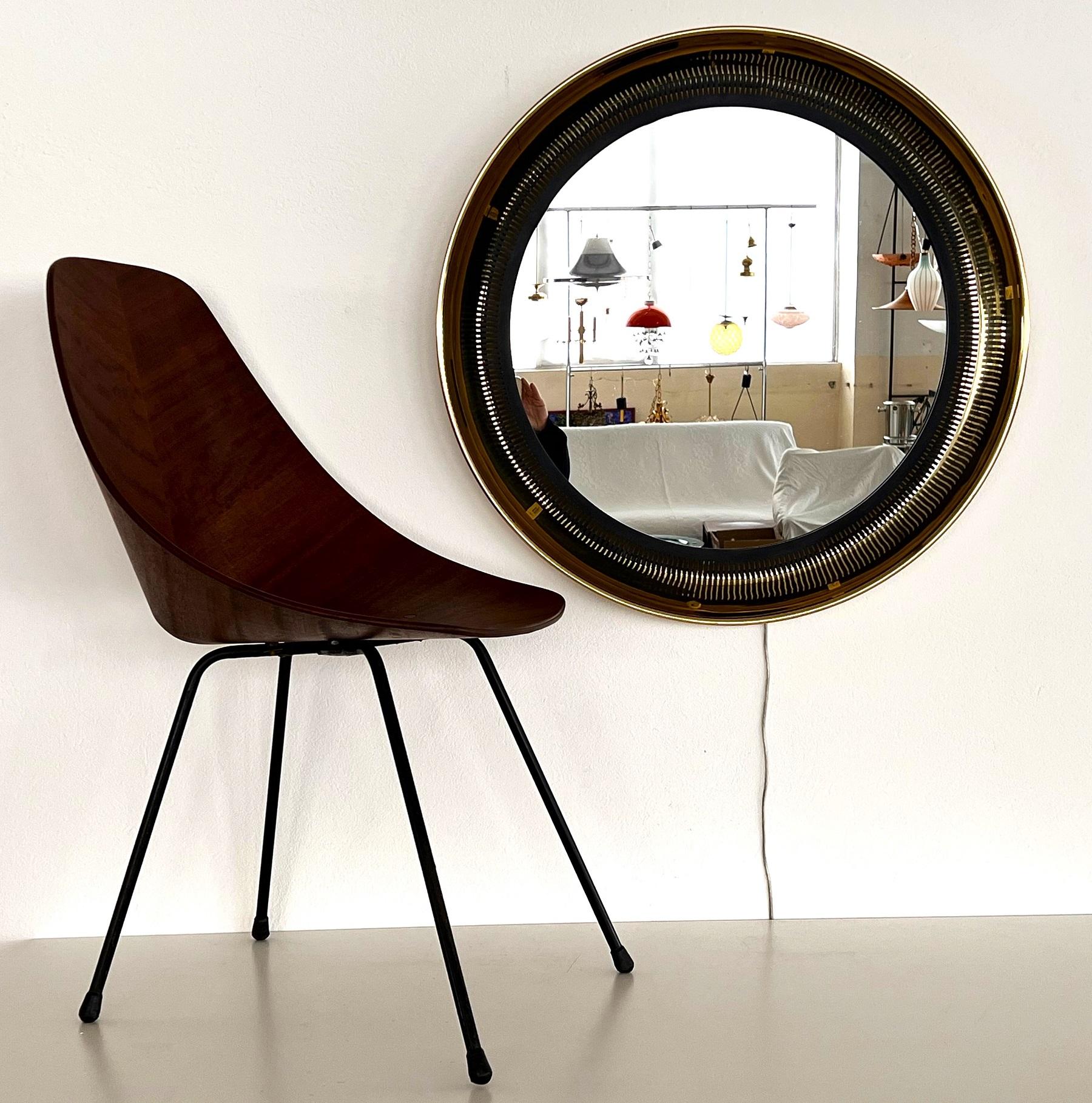 Beautiful and rare very large round wall mirror with lighting function, which is either connected directly to the circuit or used by cord.
Made in Germany during the 1970s from Vereinigte Werkstätten München of extremely high quality.
The mirror has