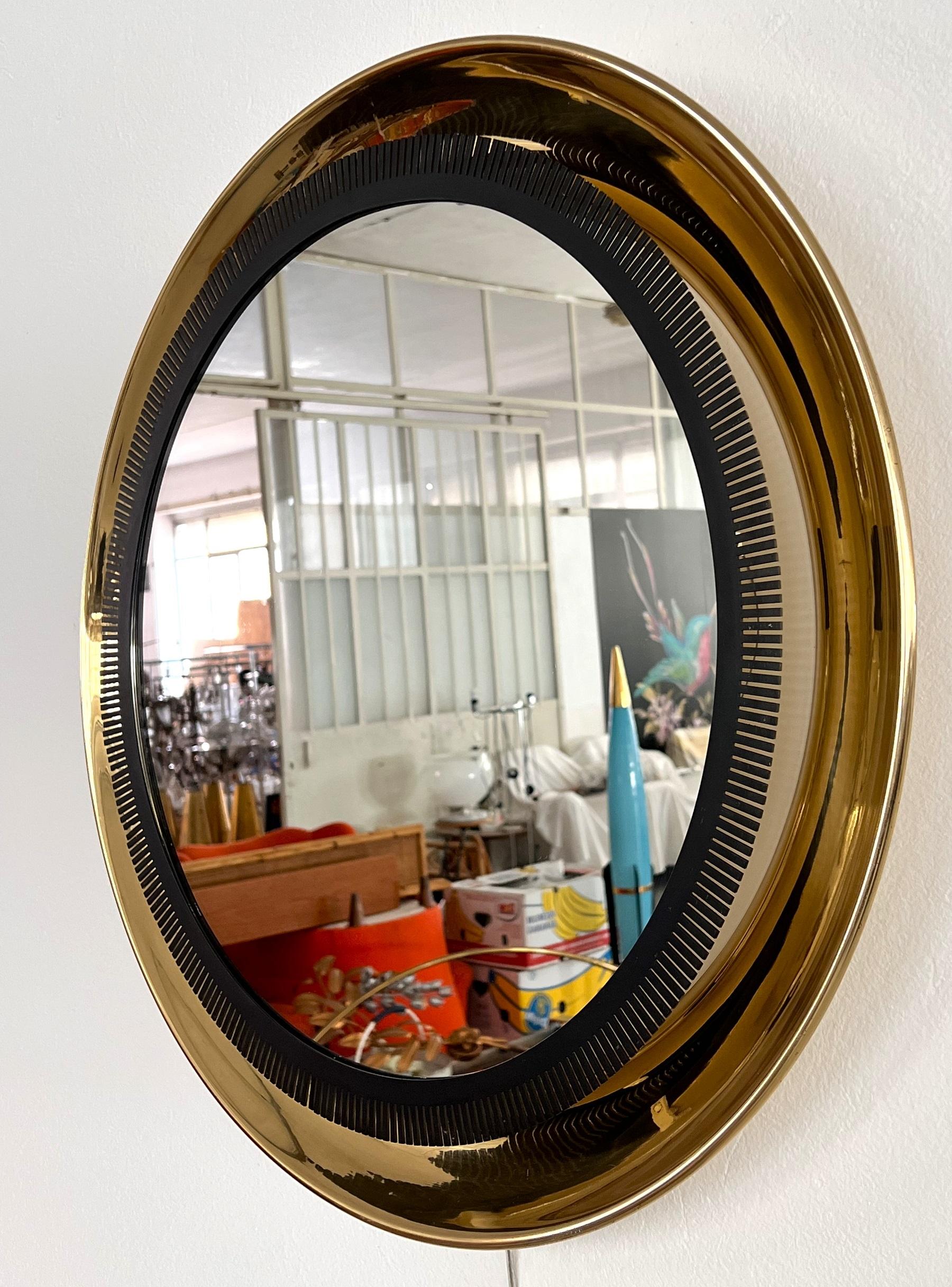 Illuminated Large Wall Mirror with Brass Frame by Vereinigte Werkstätten In Good Condition For Sale In Morazzone, Varese