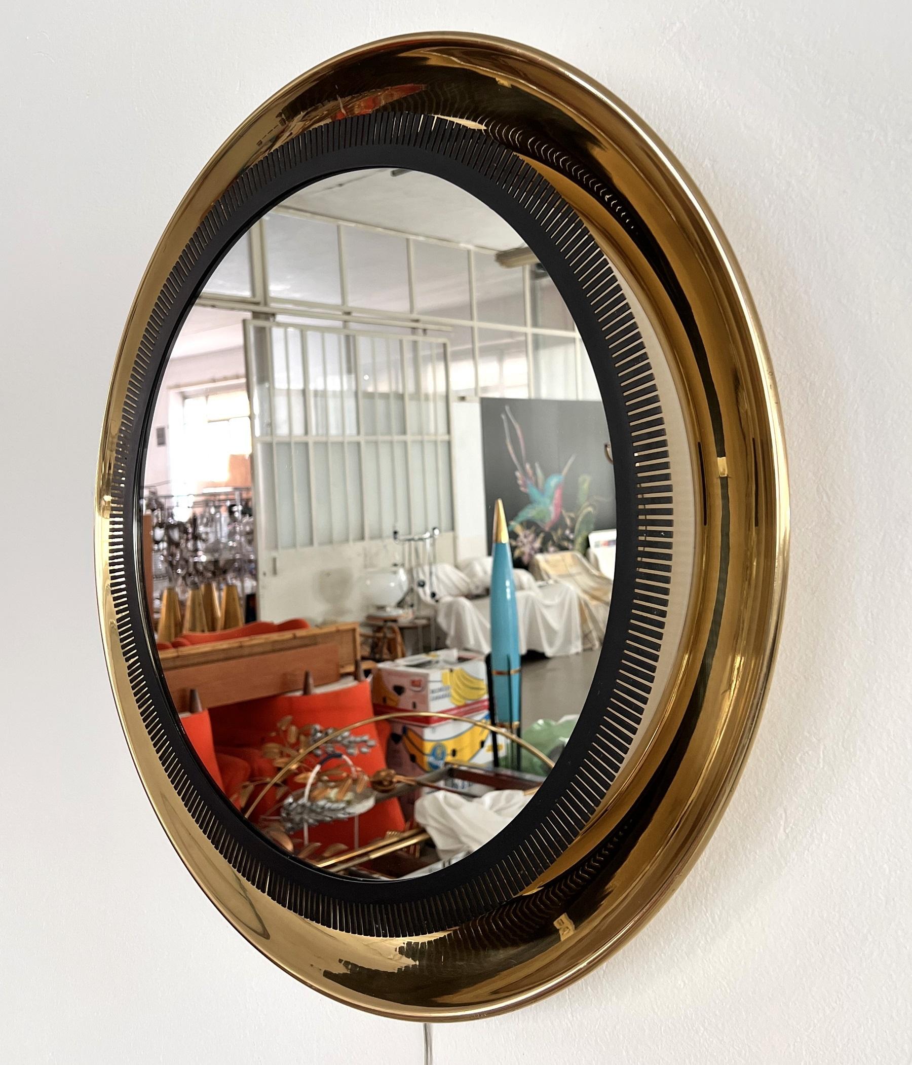 Illuminated Large Wall Mirror with Brass Frame by Vereinigte Werkstätten For Sale 2
