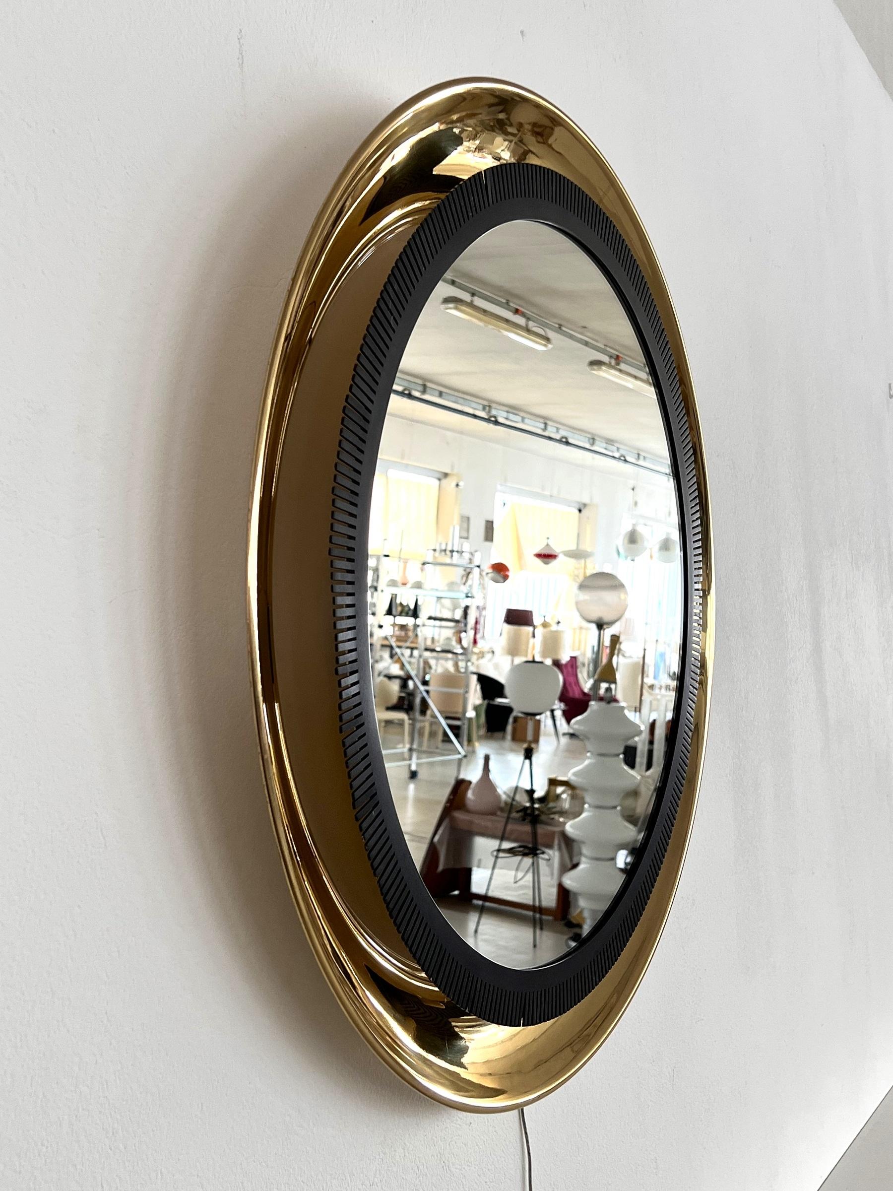 Illuminated Large Wall Mirror with Brass Frame by Vereinigte Werkstätten For Sale 3