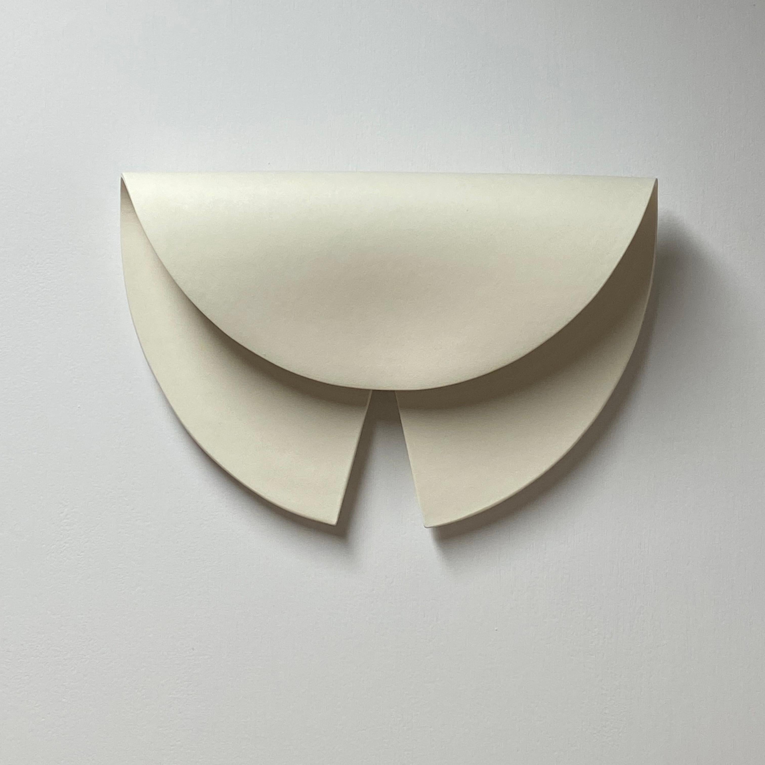 XXIe siècle et contemporain Applique en céramique à feuilles éclairées / par Olivia Barry / à la main (14 pouces de large) en vente