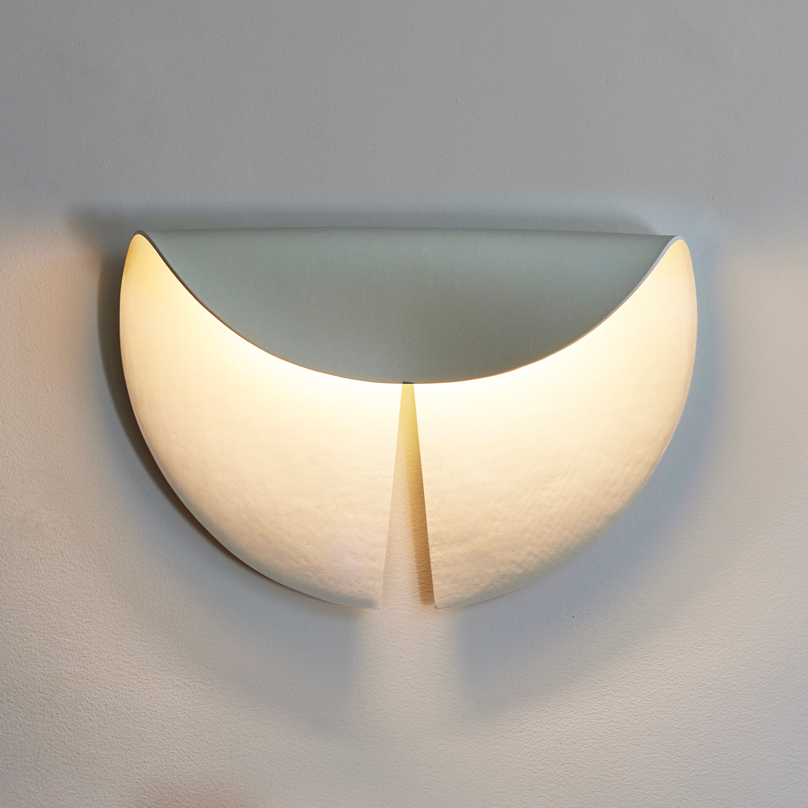 Beleuchtete Blatt-Keramik-Wandleuchter / Groß / von Olivia Barry / von Hand (19" Breite)