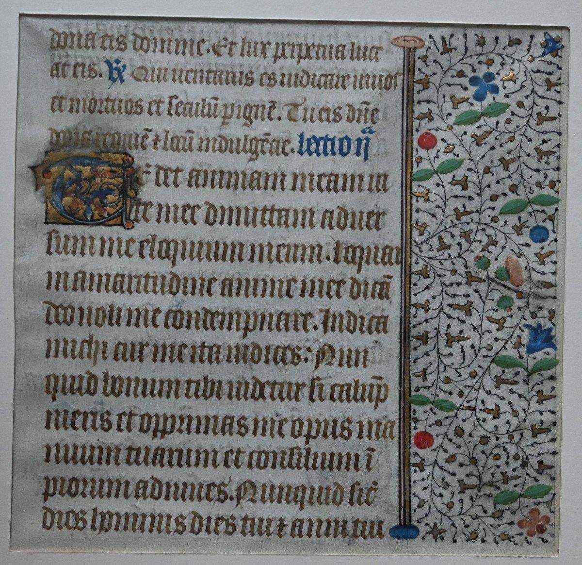 Manuscrit enluminé recto-verso sur parchemin, écrit à la main et colorié, datant de la période gothique (XVe siècle).
Il s'agit d'une page d'un livre liturgique tel que les Psautiers et la littérature courtoise.
Le manuscrit a été récemment encadré