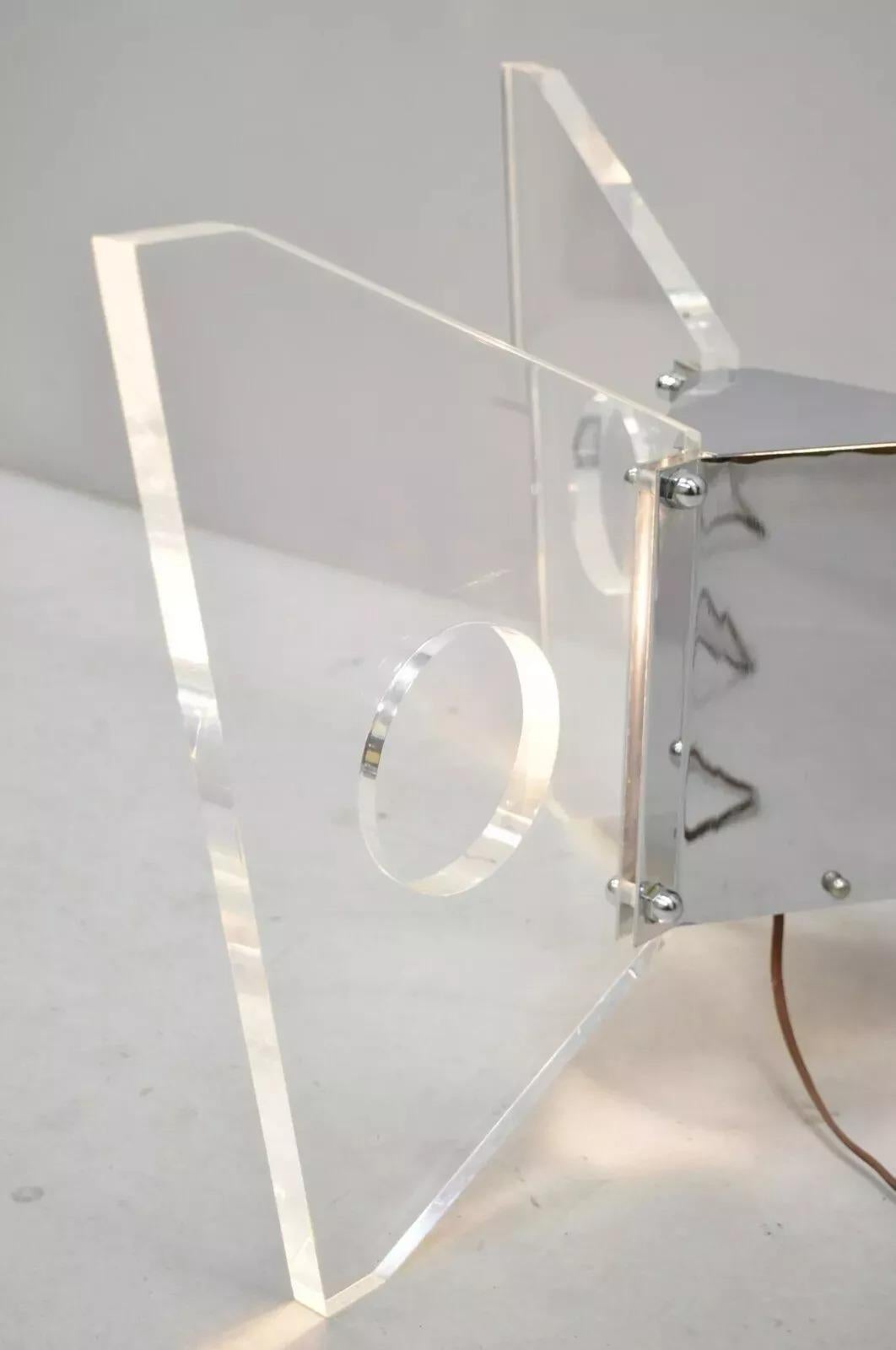 Base de table basse papillon moderne en lucite et chrome du milieu du siècle dernier en vente 3