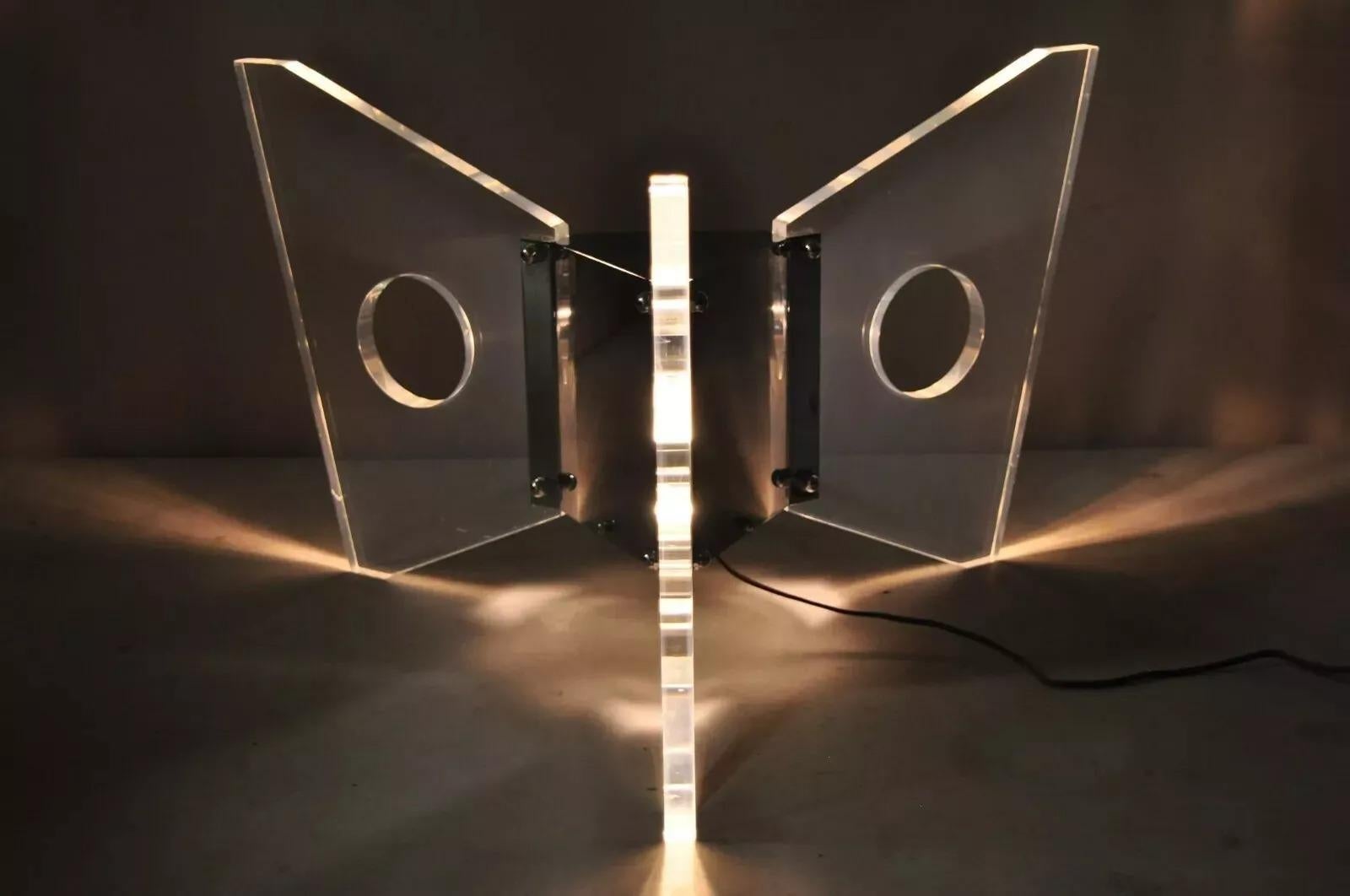 Table à café éclairée en Lucite et chrome, de style moderne du milieu du siècle. L'article se caractérise par une base éclairée, un socle chromé, une base papillon en acrylique/lucite, des lignes modernistes épurées, un grand style et une belle