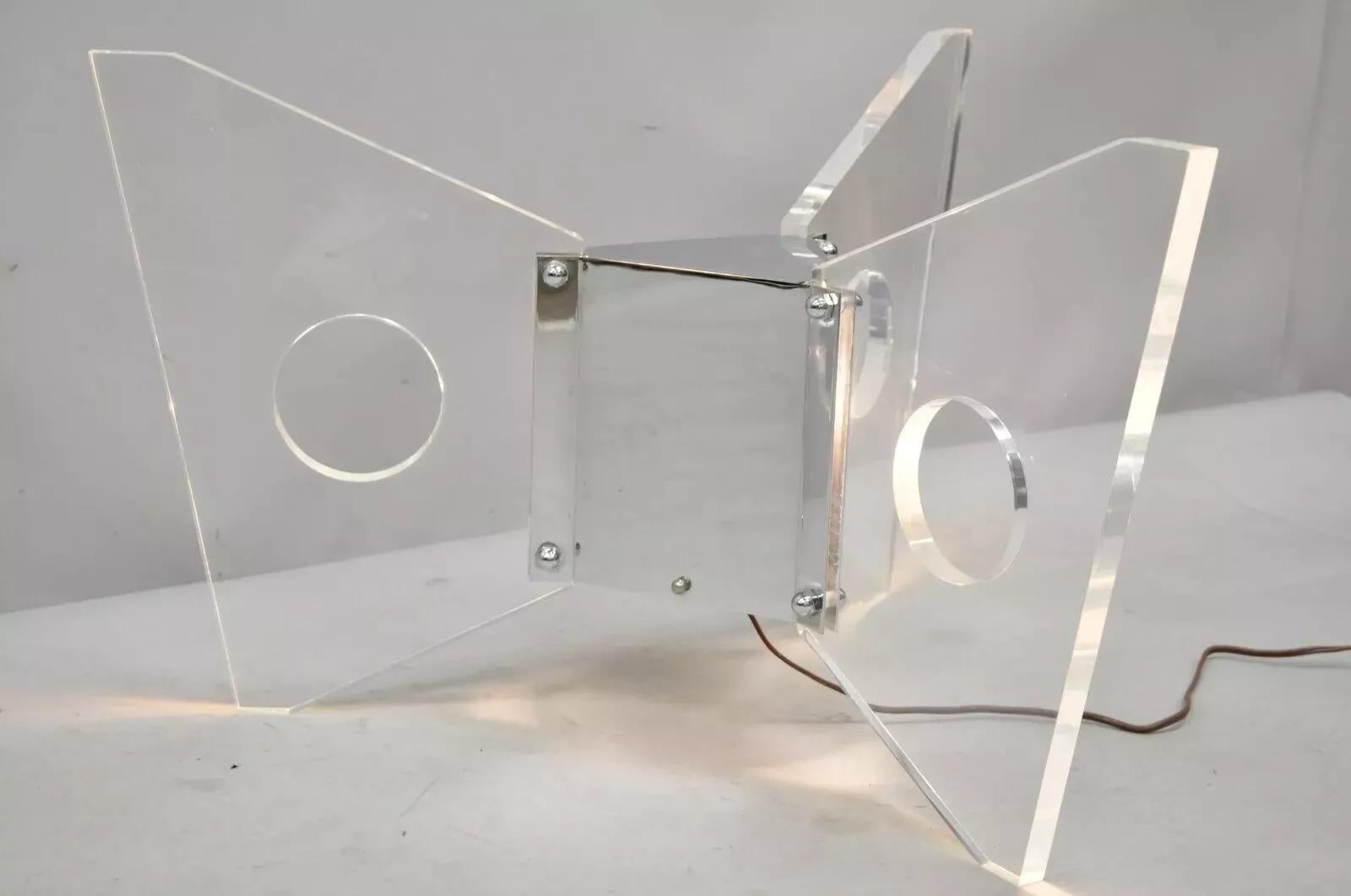 20ième siècle Base de table basse papillon moderne en lucite et chrome du milieu du siècle dernier en vente