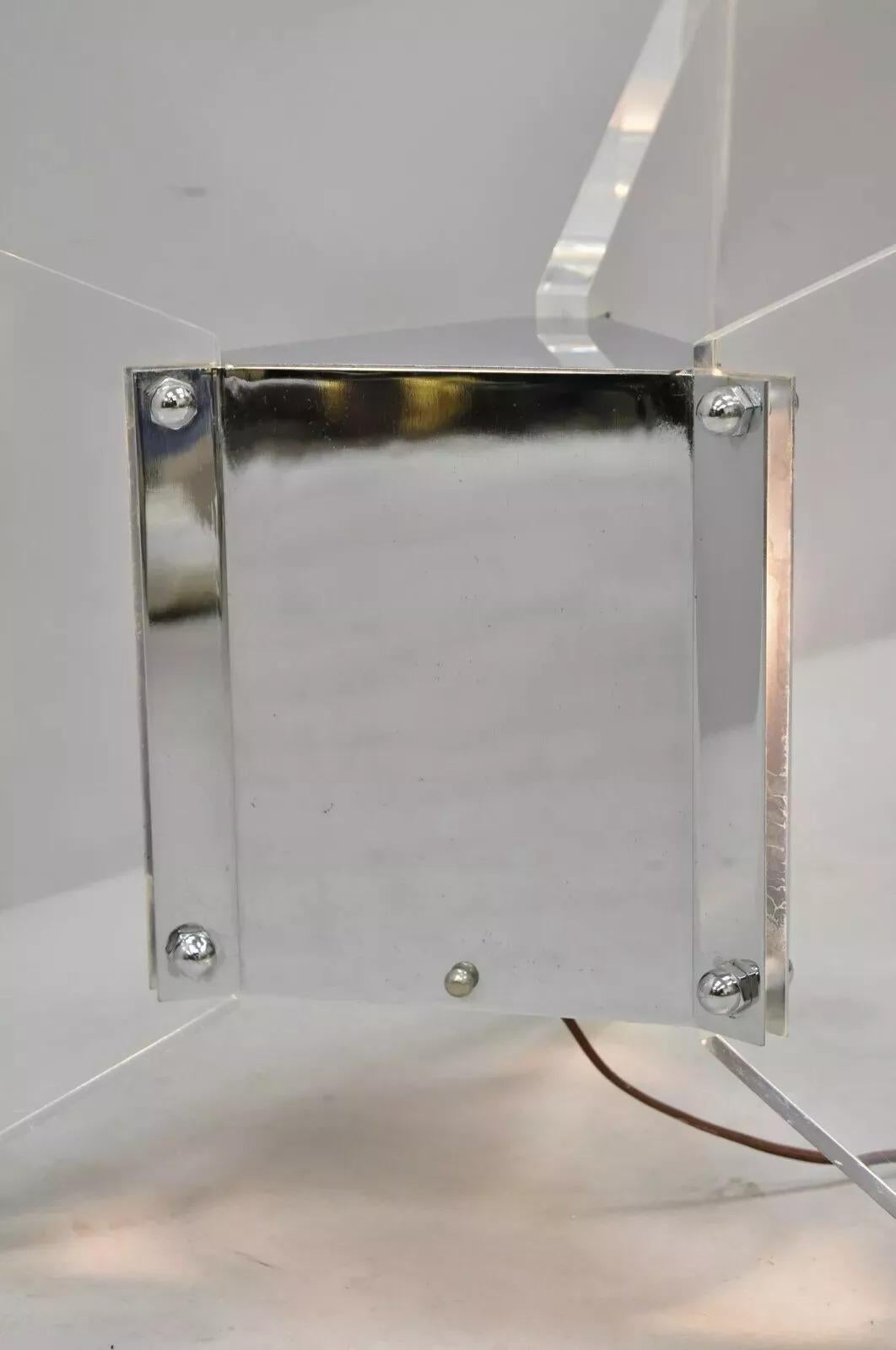 Base de table basse papillon moderne en lucite et chrome du milieu du siècle dernier en vente 1