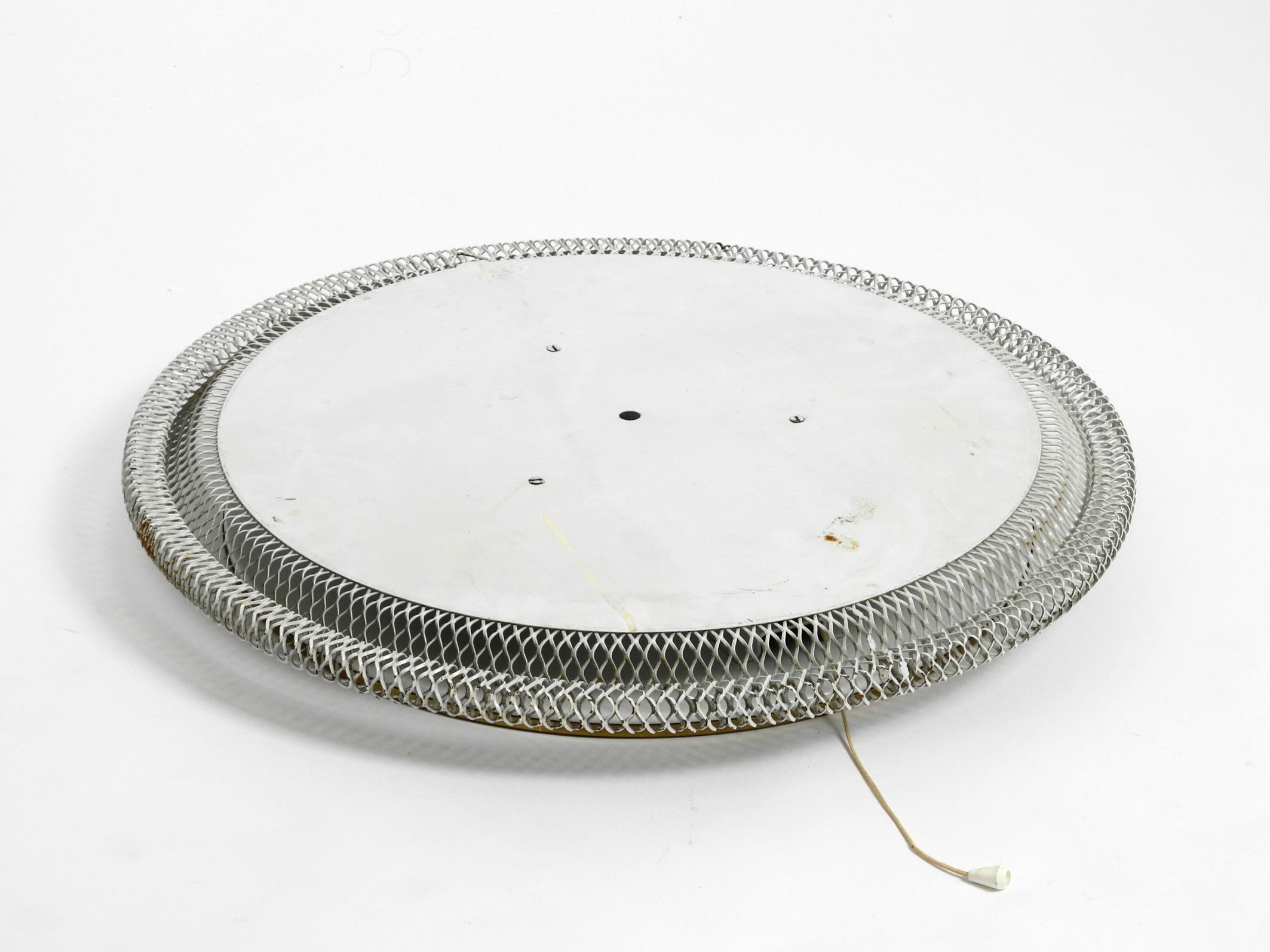Illuminated Mid-Century Modern Round Wall Mirror with White Expanded Metal Frame In Good Condition For Sale In München, DE
