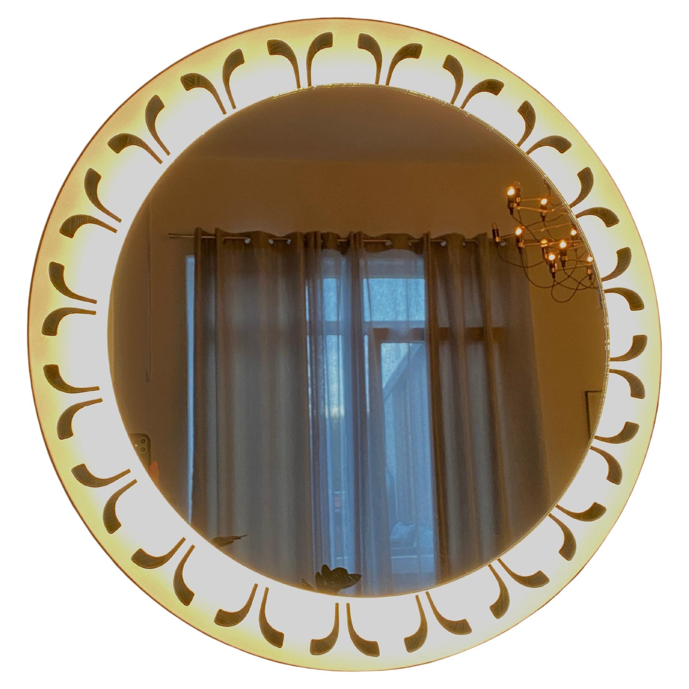 Ein Wandspiegel mit indirekter Beleuchtung vom deutschen Hersteller Hillebrand Lighting. Es wurde in den 1970er Jahren hergestellt. Der Rahmen enthält fünf E14-Glühbirnen (max. 40 W). Der Spiegelrahmen und der Sockel sind aus Metall