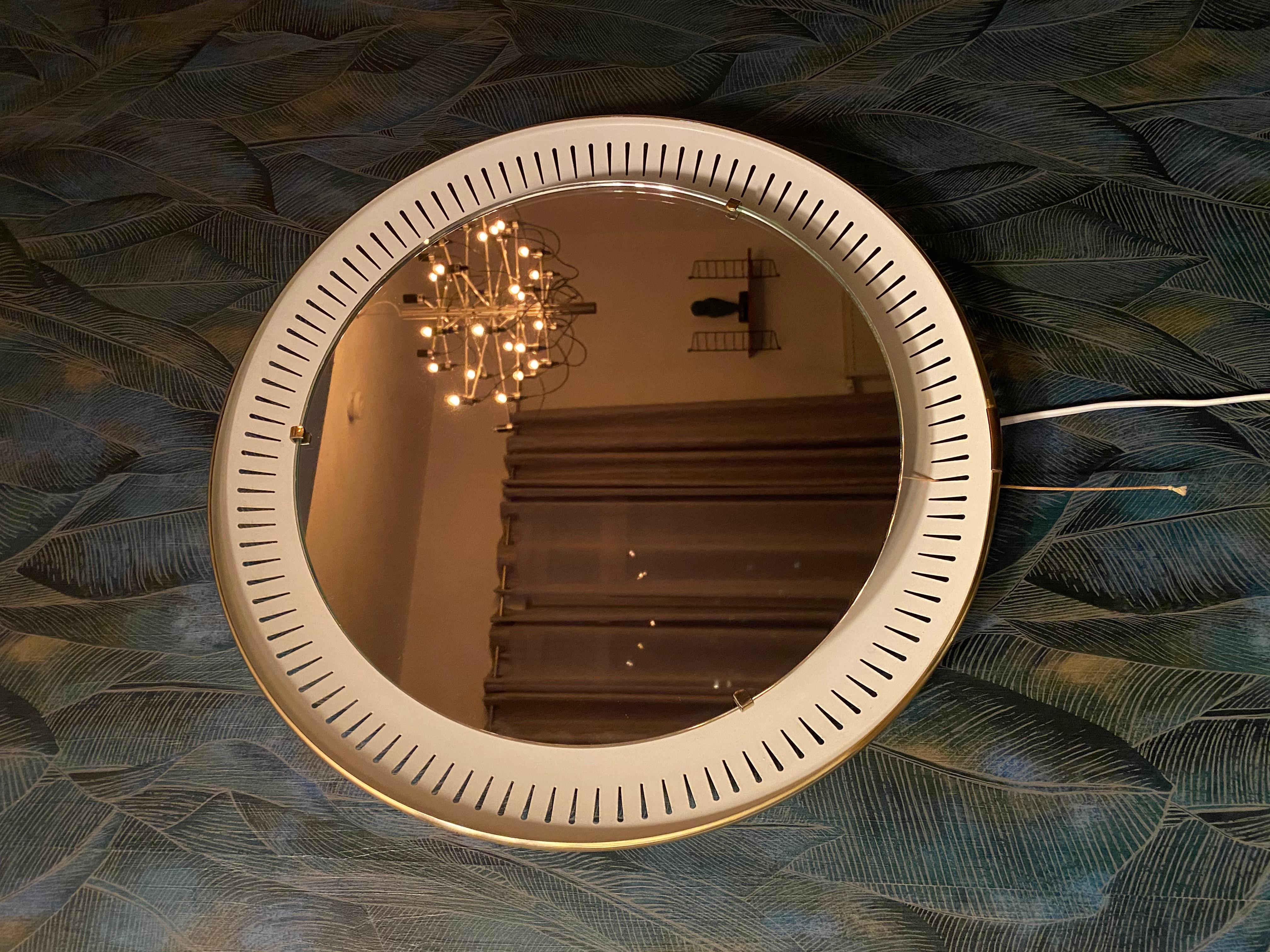 Un miroir mural à éclairage indirect du fabricant allemand Hillebrand Lighting. Il a été fabriqué dans les années 1970. Le cadre contient quatre ampoules E14 (max. 40W). Le cadre et la base du miroir sont en métal.
Cet article vintage est