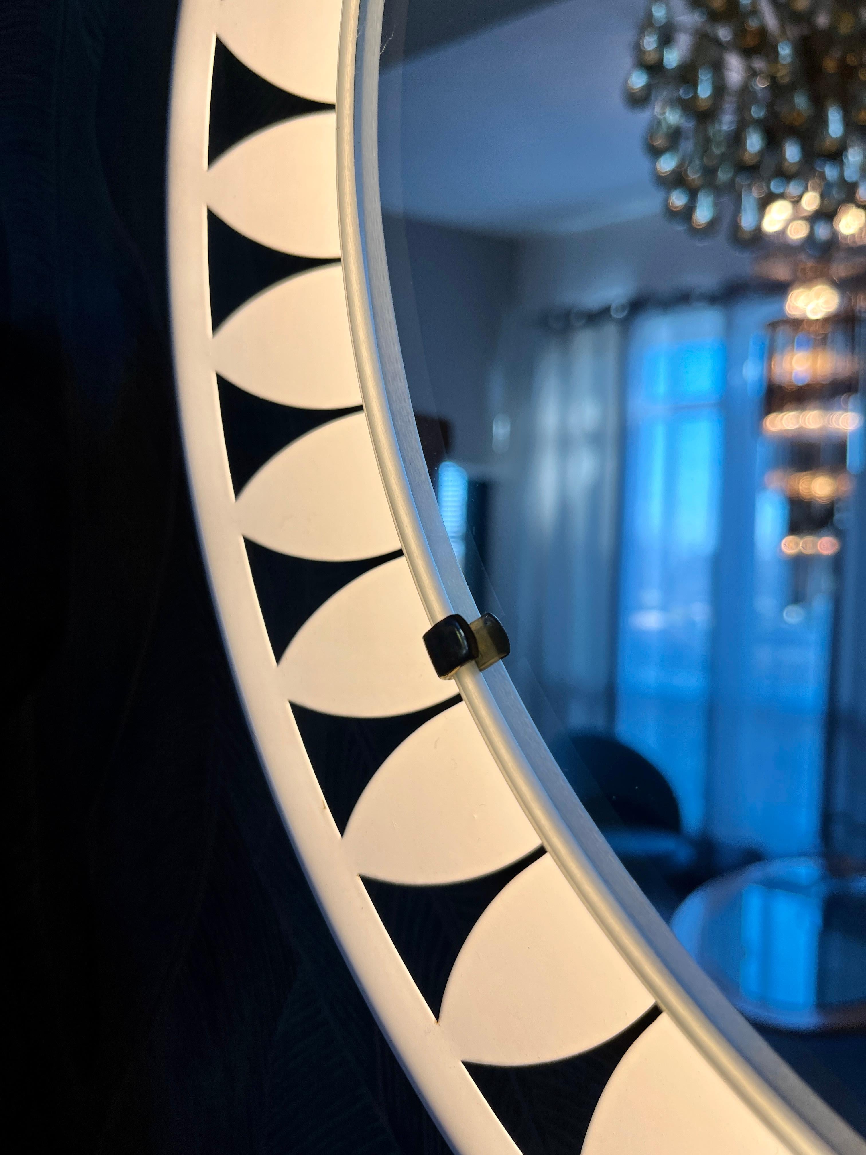 Illuminated mirror by Ernest Igl for Hillebrand In Good Condition For Sale In Hannover, DE