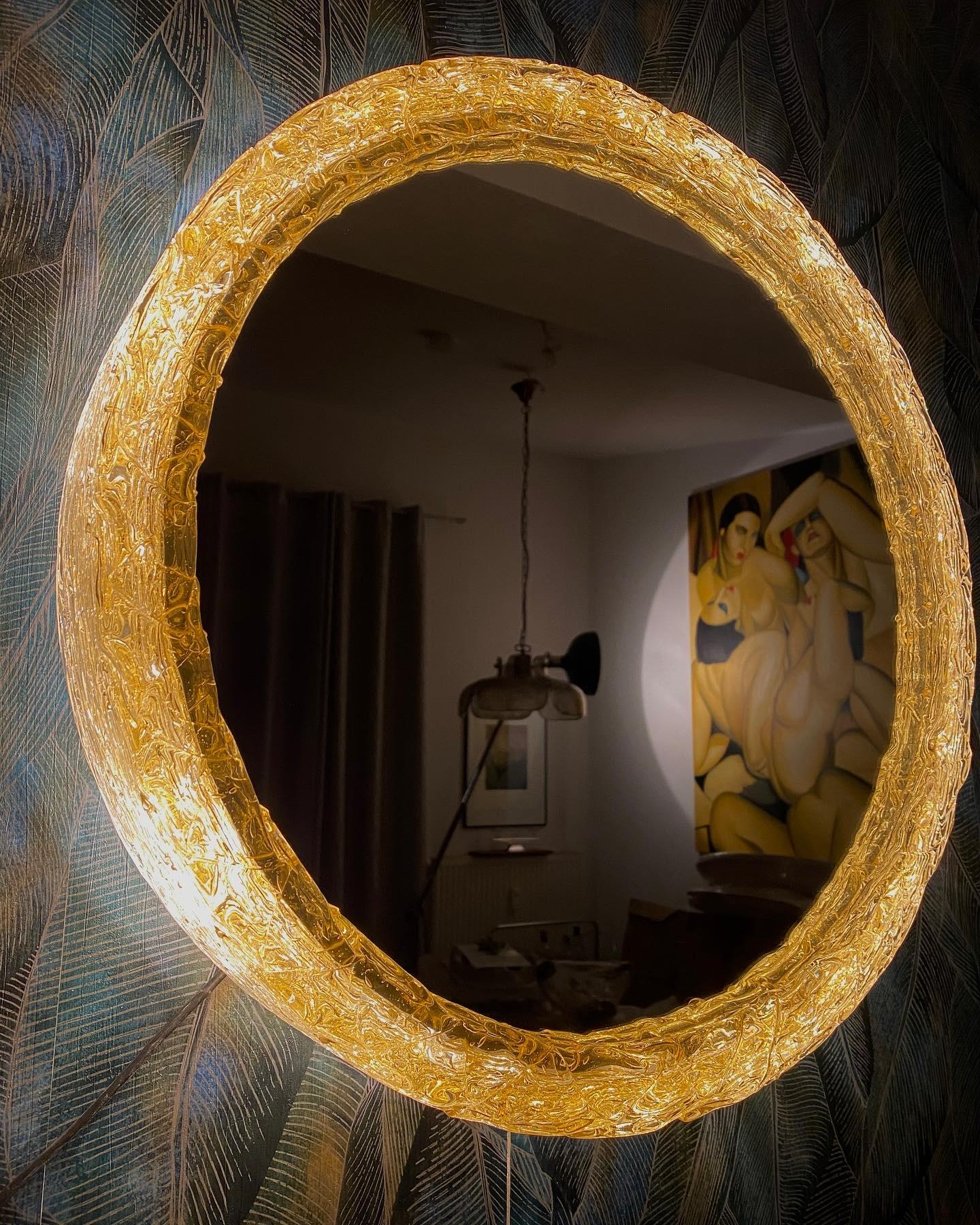 A wall crystal mirror with indirect lighting from Flabeg.. It was manufactured in the 1970s. The frame contains four E14 light bulbs (max. 40W).
The mirror frame is made of acrylic, and the frame is made of metal.
This vintage item is fully