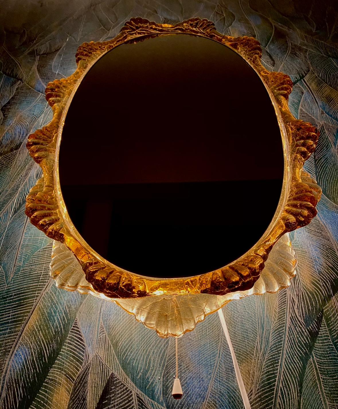 Ein Wandspiegel mit indirekter Beleuchtung vom deutschen Hersteller Hillebrand Lighting. Es wurde in den 1970er Jahren in Deutschland hergestellt. Der Spiegelrahmen ist aus Acryl und der Sockel aus Metall gefertigt. Perfekt für ein Ankleidezimmer,