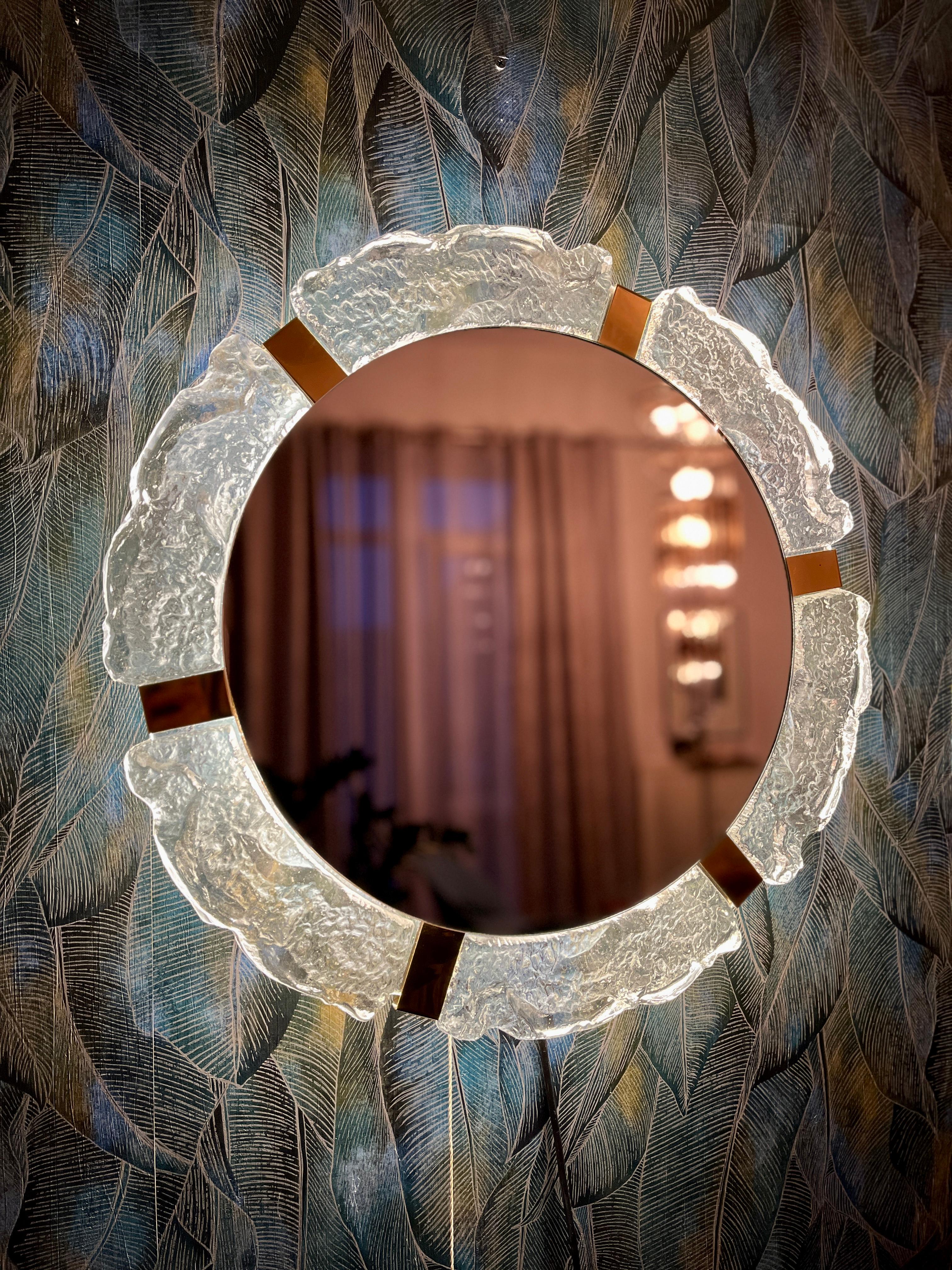 Rare miroir mural lourd avec éclairage indirect dans le style Hollywood Regency par le fabricant allemand Hillebrand Lighting.
Il a été fabriqué dans les années 1970. Le cadre contient quatre ampoules E14 (max. 40W).
Le cadre du miroir est en verre