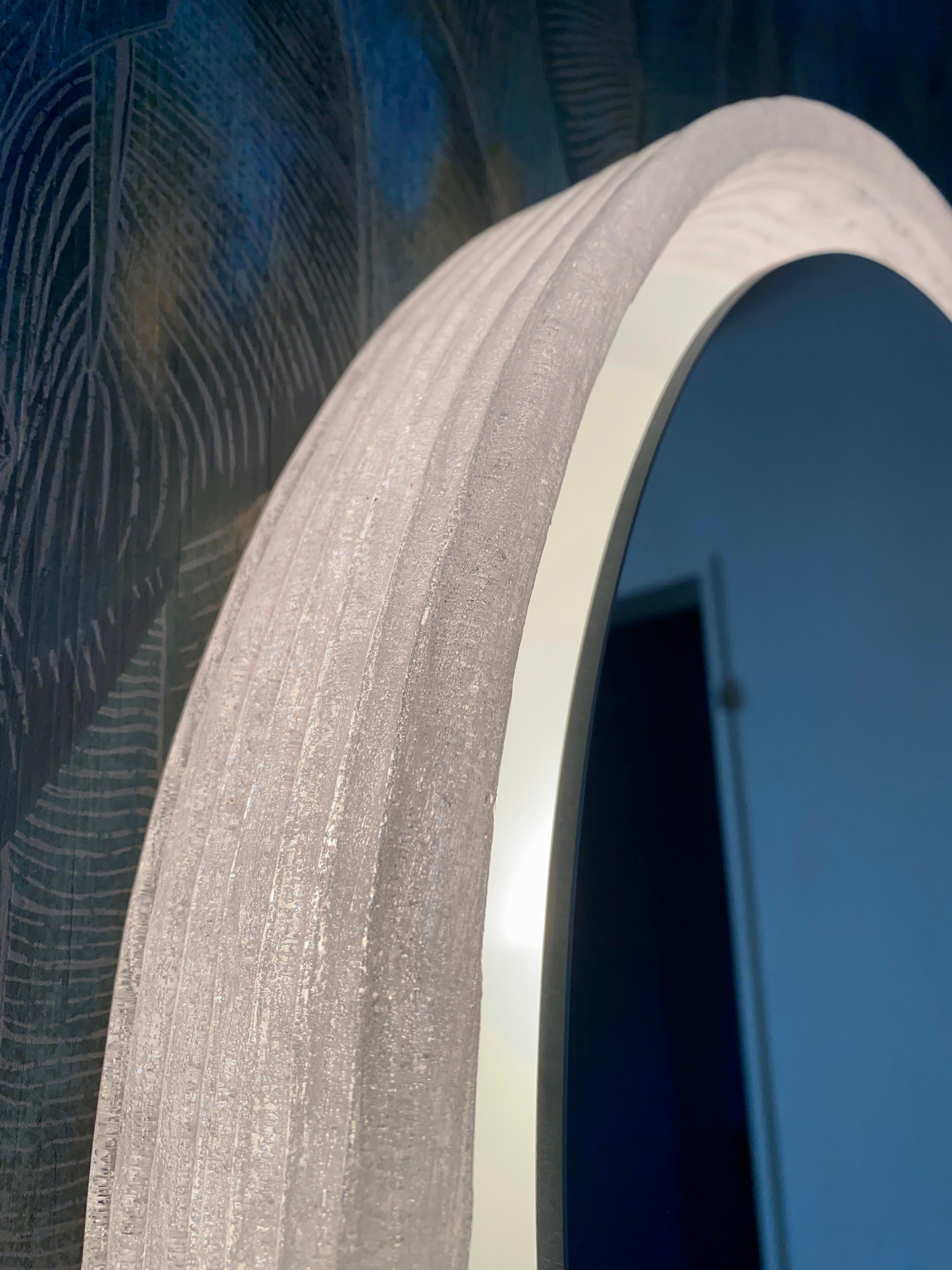 Uno specchio da parete con illuminazione indiretta del produttore tedesco Hillebrand Lighting. È stato prodotto negli anni '70. La struttura ospita cinque lampadine E14 (max. 40W). La cornice dello specchio è in acrilico e il telaio è in