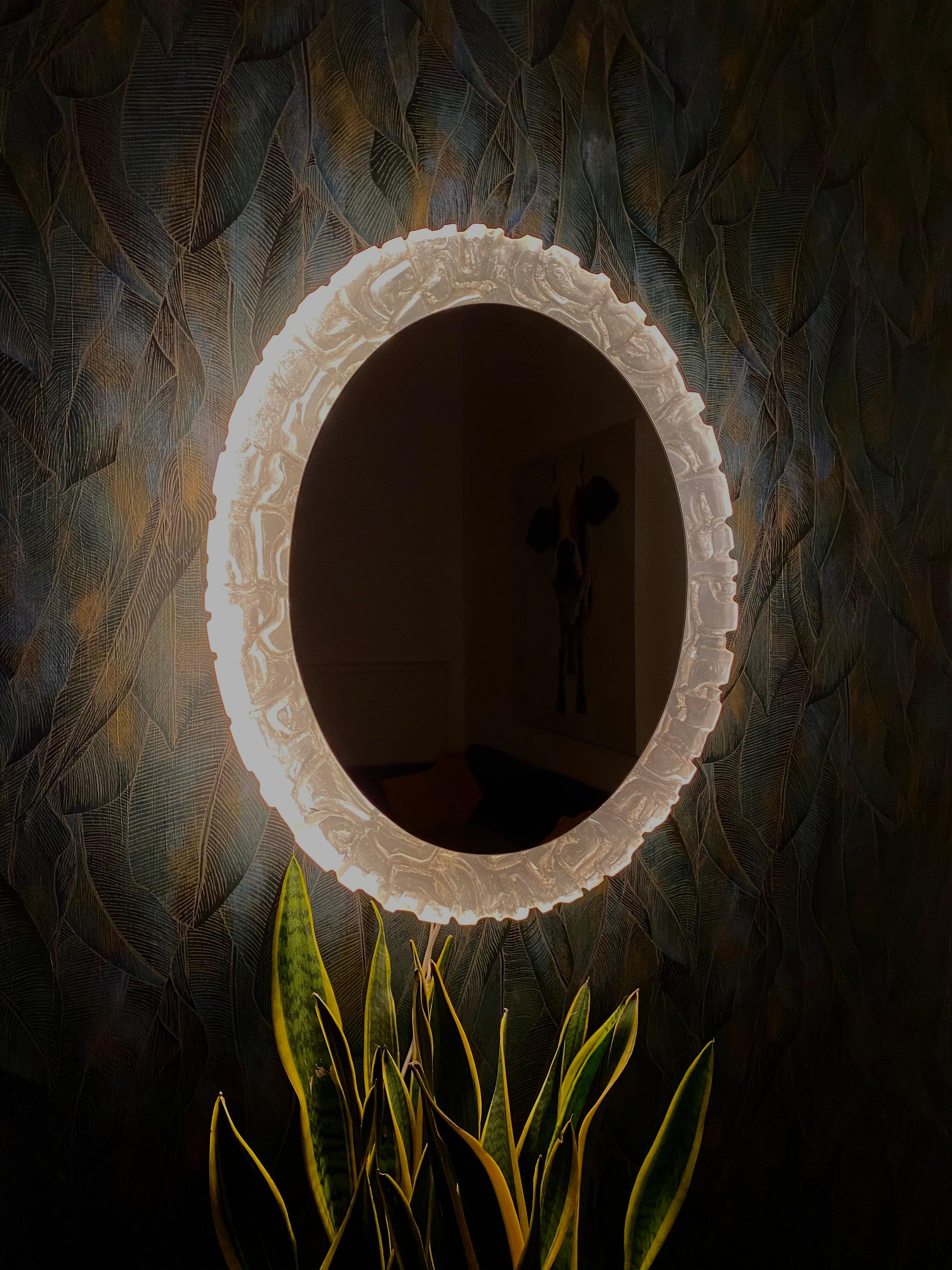 A wall mirror with indirect lighting from the German manufacturer Hillebrand Lighting. It was manufactured in the 1970s. Inside the frame are 6 x E14 light bulbs (max. 40W).
The mirror frame is made of acrylic, and the frame is made of metal.
This
