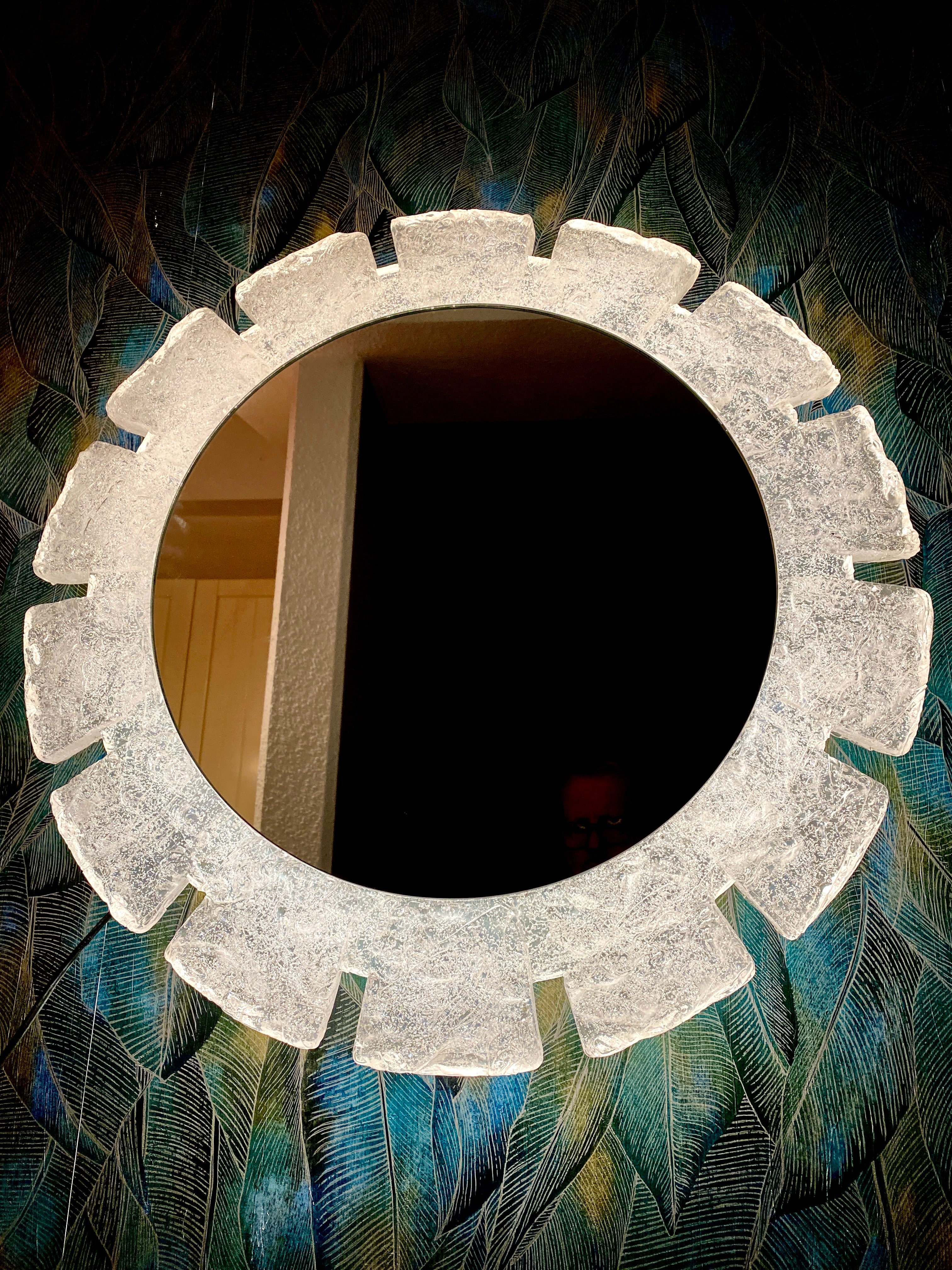Un grand miroir mural à éclairage indirect du fabricant allemand Hillebrand Lighting. Il a été fabriqué dans les années 1970. Le cadre contient quatre ampoules E14 (max. 40W).
Le cadre du miroir est en verre acrylique et le cadre est en