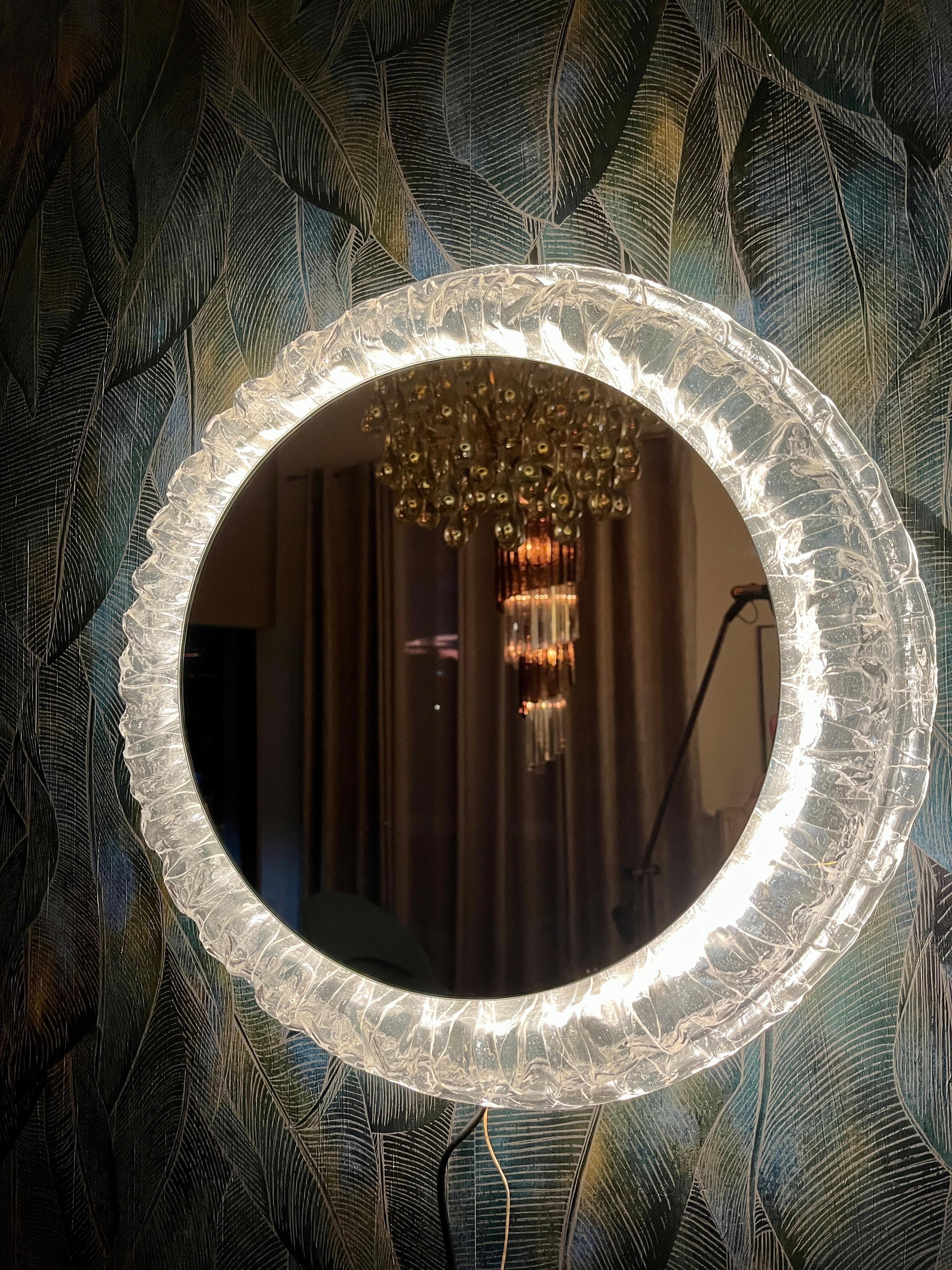 Un miroir mural à éclairage indirect du fabricant allemand Schöninger. Il a été fabriqué dans les années 1970. A l'intérieur du cadre se trouvent deux ampoules E14 (max. 40W). Le cadre du miroir est en verre acrylique et le cadre est en métal.
Cet