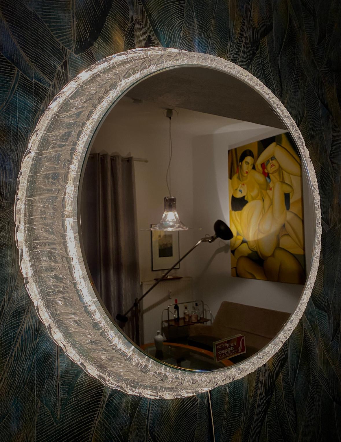 Un espejo de pared con iluminación indirecta del fabricante alemán Schöninger. Se fabricó en la década de 1970. El marco contiene tres bombillas E14 (máx. 40 W). El marco del espejo es de cristal acrílico, y el marco es de metal.
Este artículo de