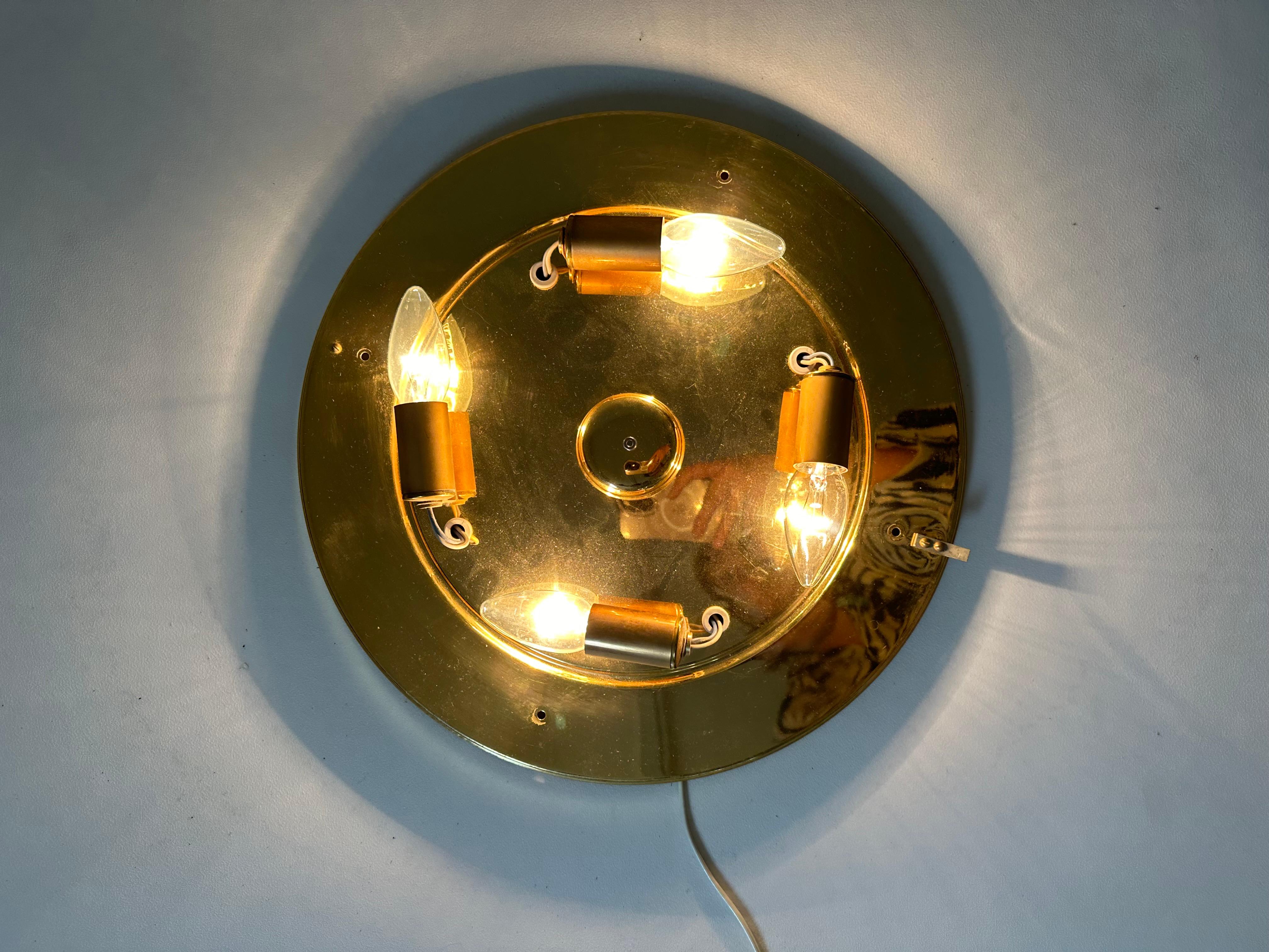 Dimensions: 51cm Diameter,  10cm Heigth
Conditions: Good
Period: 1950’s