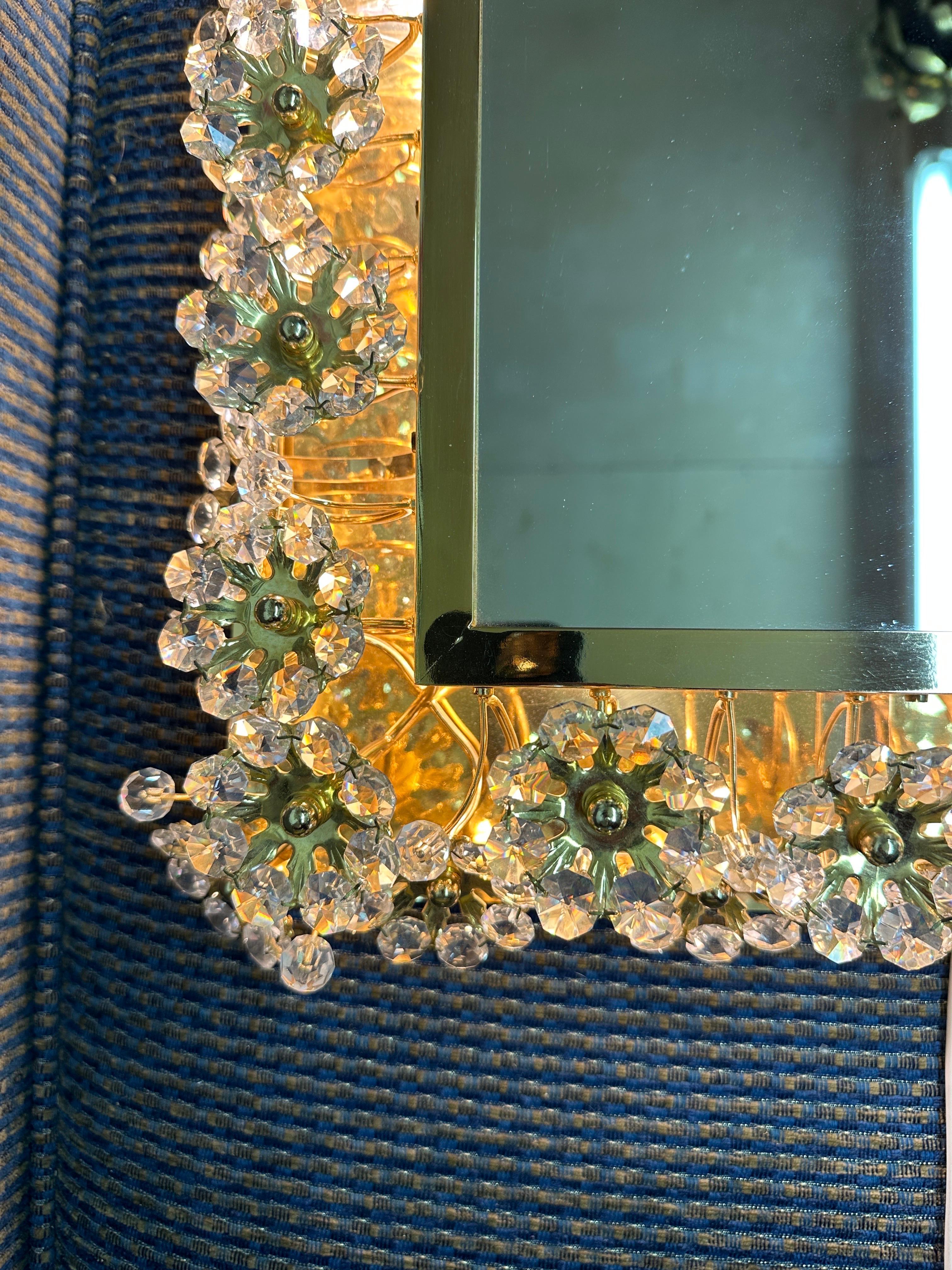 Hollywood Regency Miroir enluminé avec fleurs en cristal de Palwa en vente