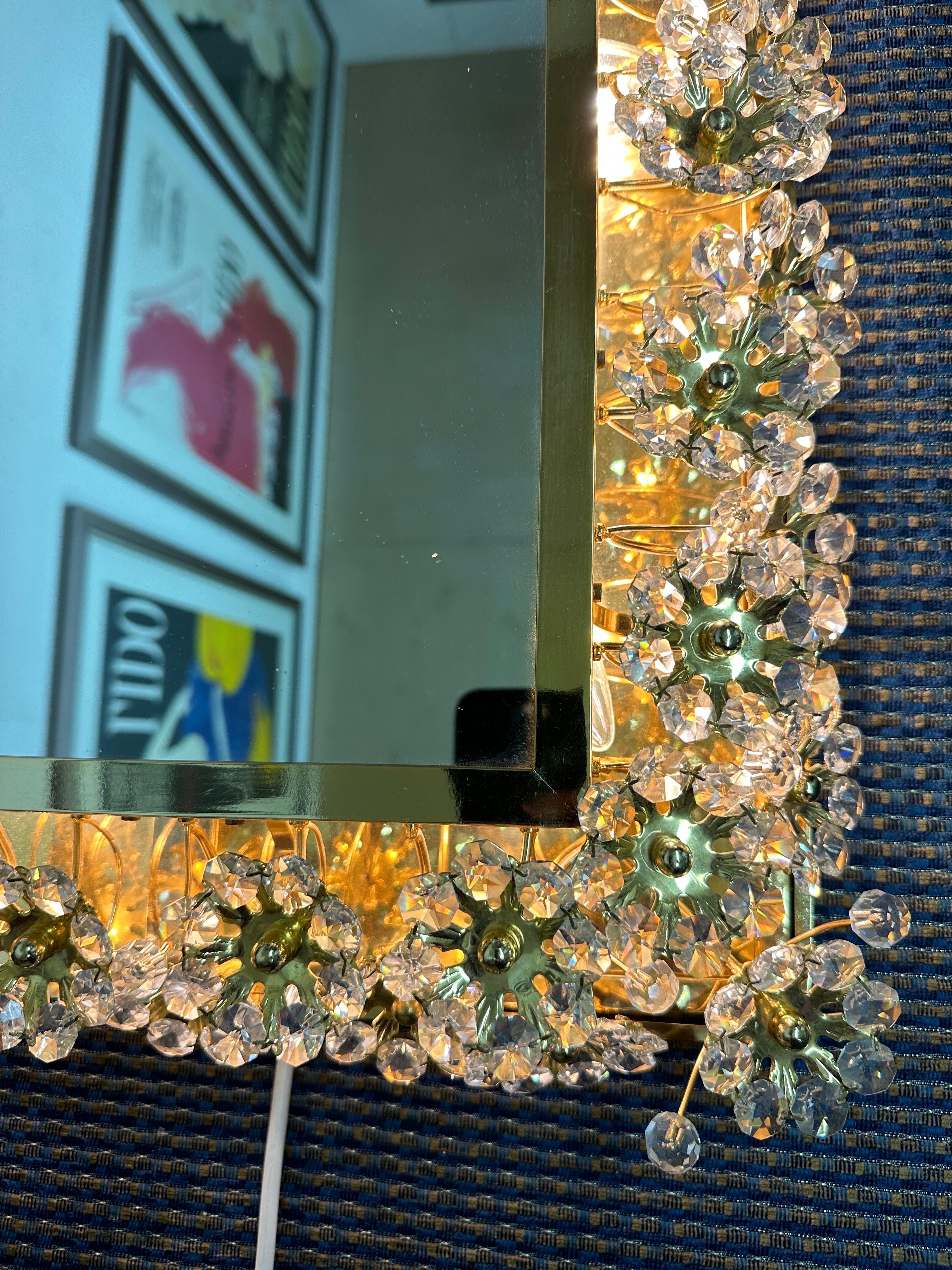 Beleuchteter Spiegel mit Kristallblumen von Palwa (Deutsch) im Angebot