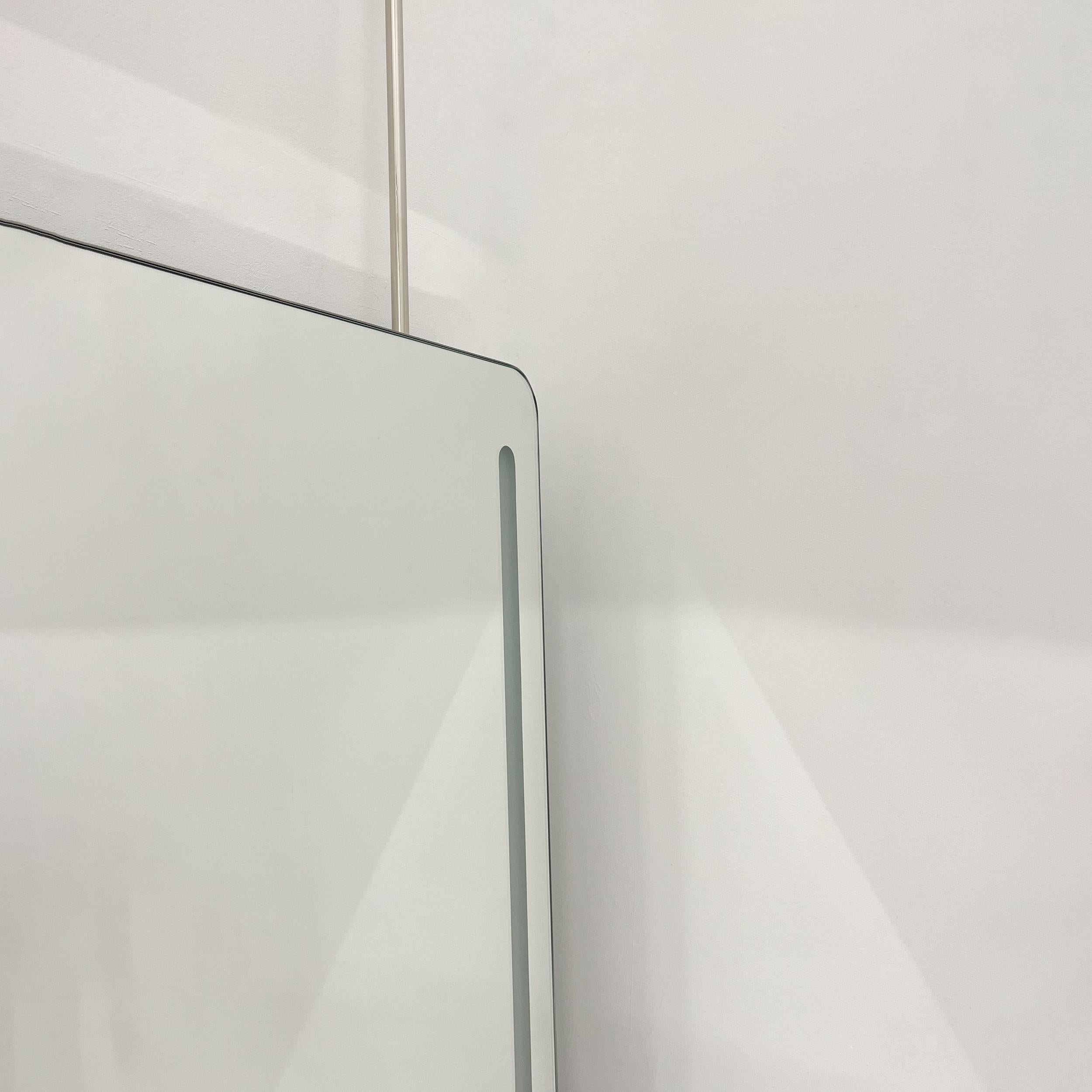 Beleuchteter, von der Decke abgehängter, rechteckiger Quadris-Spiegel mit Edelstahlrahmen (Britisch) im Angebot