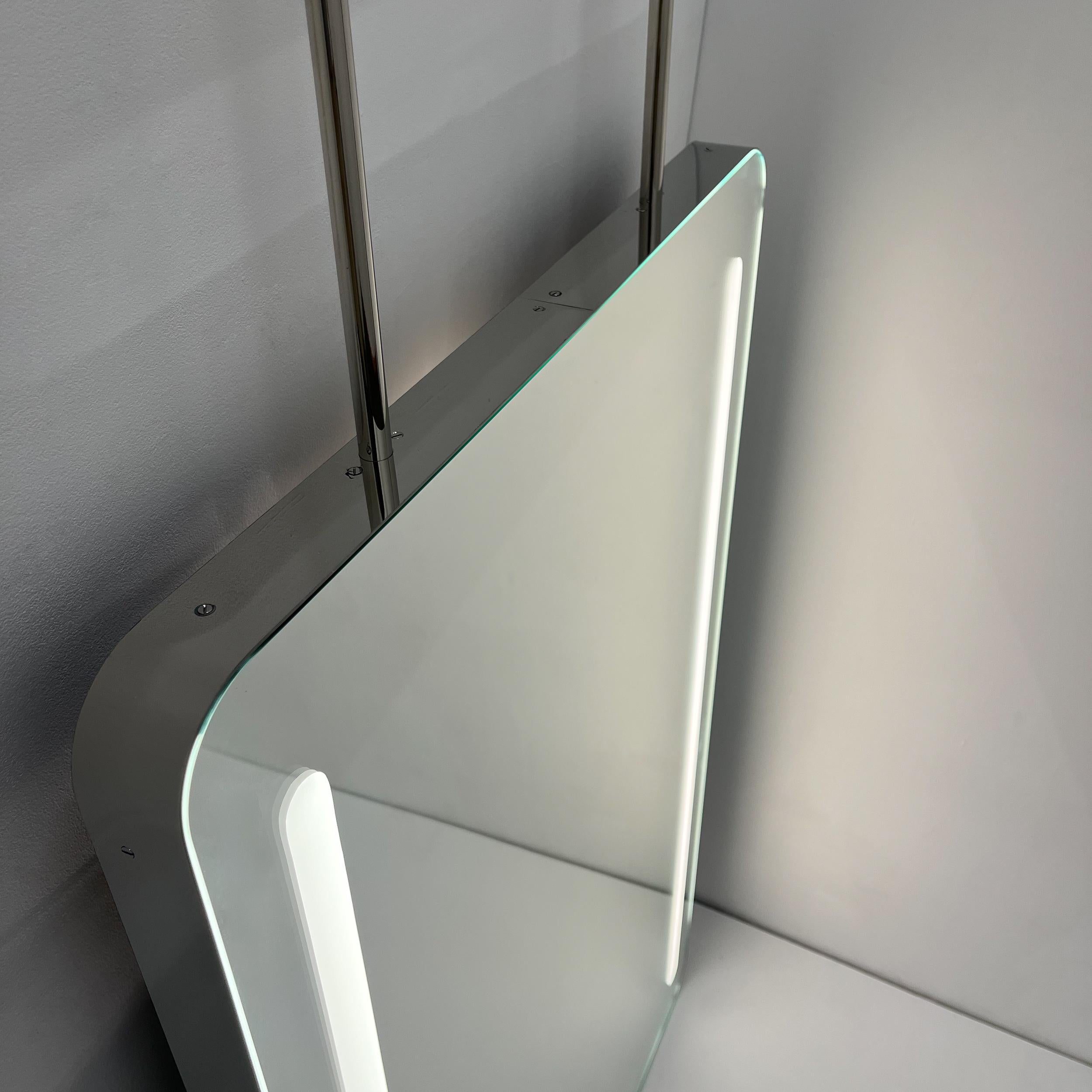 Beleuchteter, von der Decke abgehängter, rechteckiger Quadris-Spiegel mit Edelstahlrahmen (Poliert) im Angebot