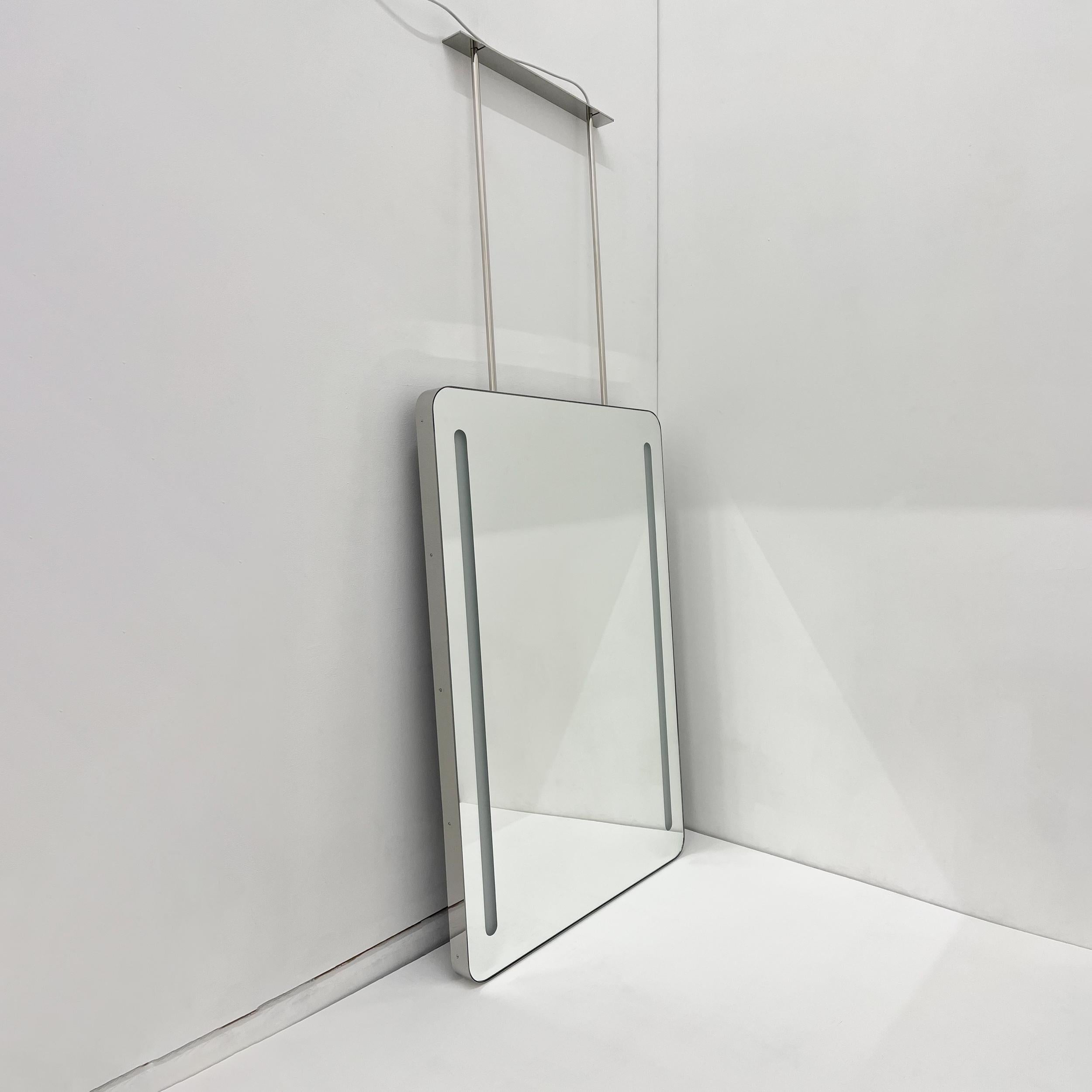 Beleuchteter, von der Decke abgehängter, rechteckiger Quadris-Spiegel mit Edelstahlrahmen im Zustand „Neu“ im Angebot in London, GB