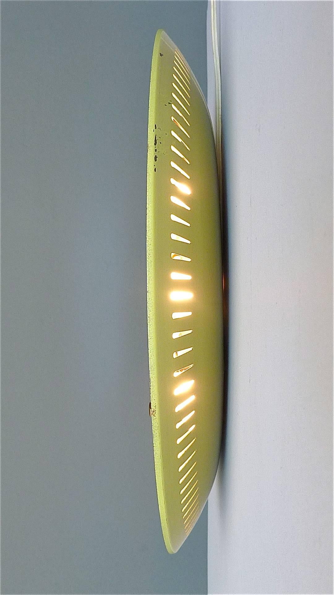 Beleuchteter, runder gelb-weißer, perforierter Stilnovo-Spiegel im Sarfatti-Stil, 1950er Jahre im Angebot 3