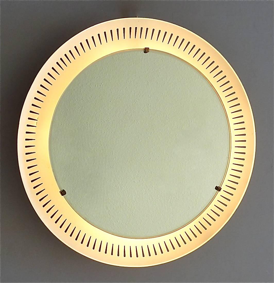 Beleuchteter, runder gelb-weißer, perforierter Stilnovo-Spiegel im Sarfatti-Stil, 1950er Jahre im Angebot 6