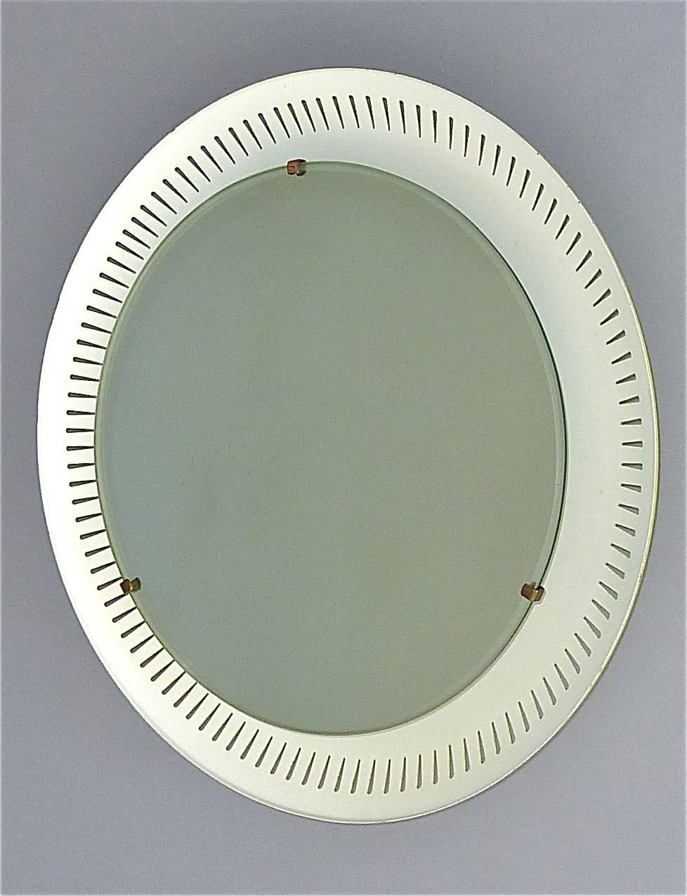 Beleuchteter, runder gelb-weißer, perforierter Stilnovo-Spiegel im Sarfatti-Stil, 1950er Jahre (Moderne der Mitte des Jahrhunderts) im Angebot