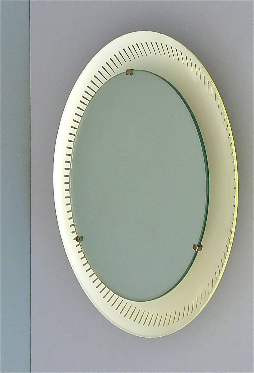 Beleuchteter, runder gelb-weißer, perforierter Stilnovo-Spiegel im Sarfatti-Stil, 1950er Jahre (Abgeschrägt) im Angebot