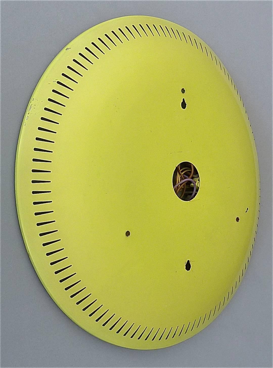 Beleuchteter, runder gelb-weißer, perforierter Stilnovo-Spiegel im Sarfatti-Stil, 1950er Jahre im Angebot 1