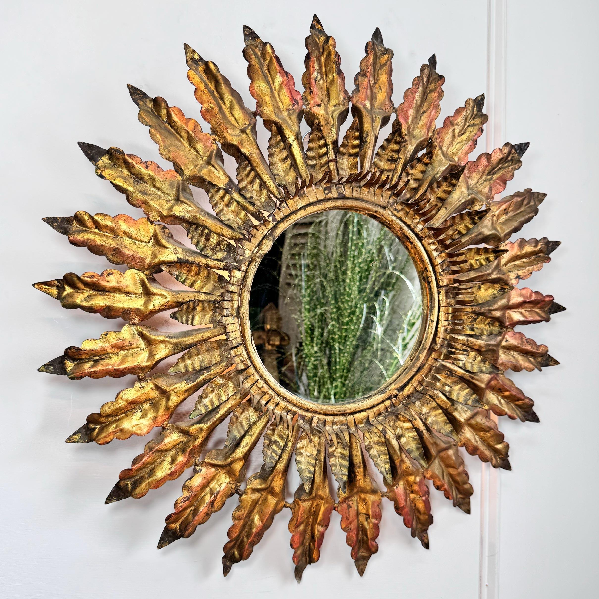 Espejo Sunburst de Metal Dorado Español Iluminado Moderno de mediados de siglo en venta