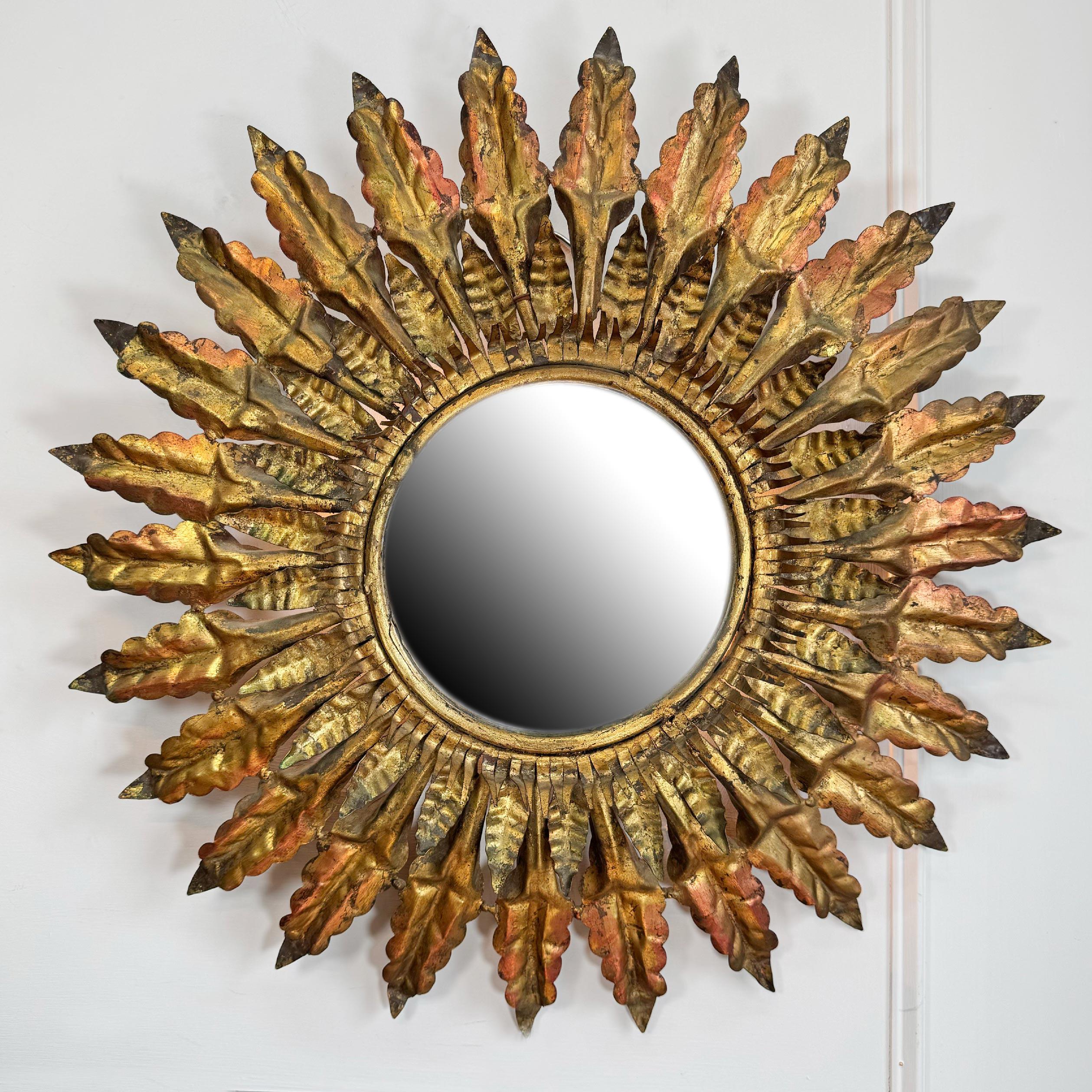 Espejo Sunburst de Metal Dorado Español Iluminado mediados del siglo XX en venta